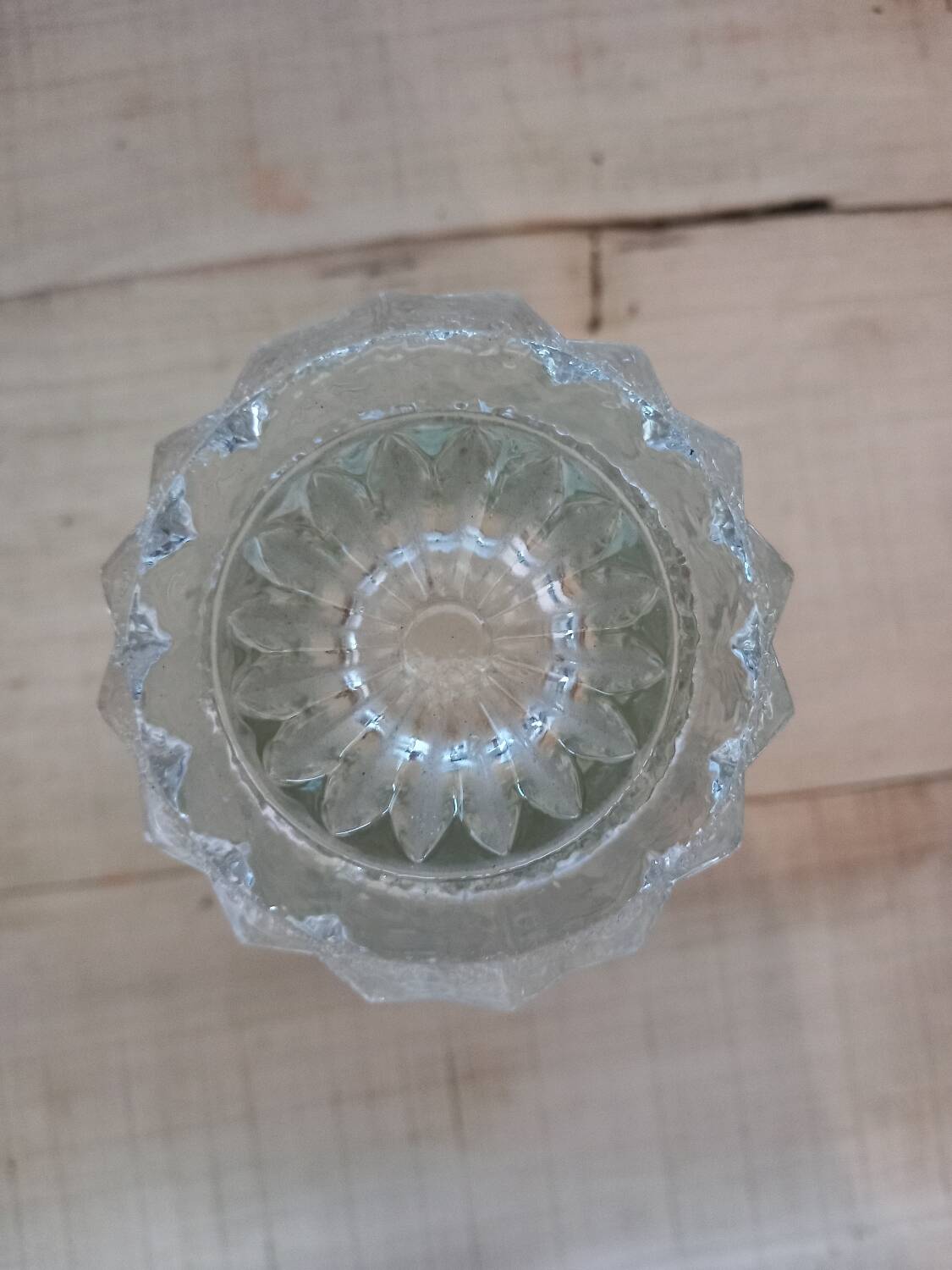 Petit vase en verre taillé