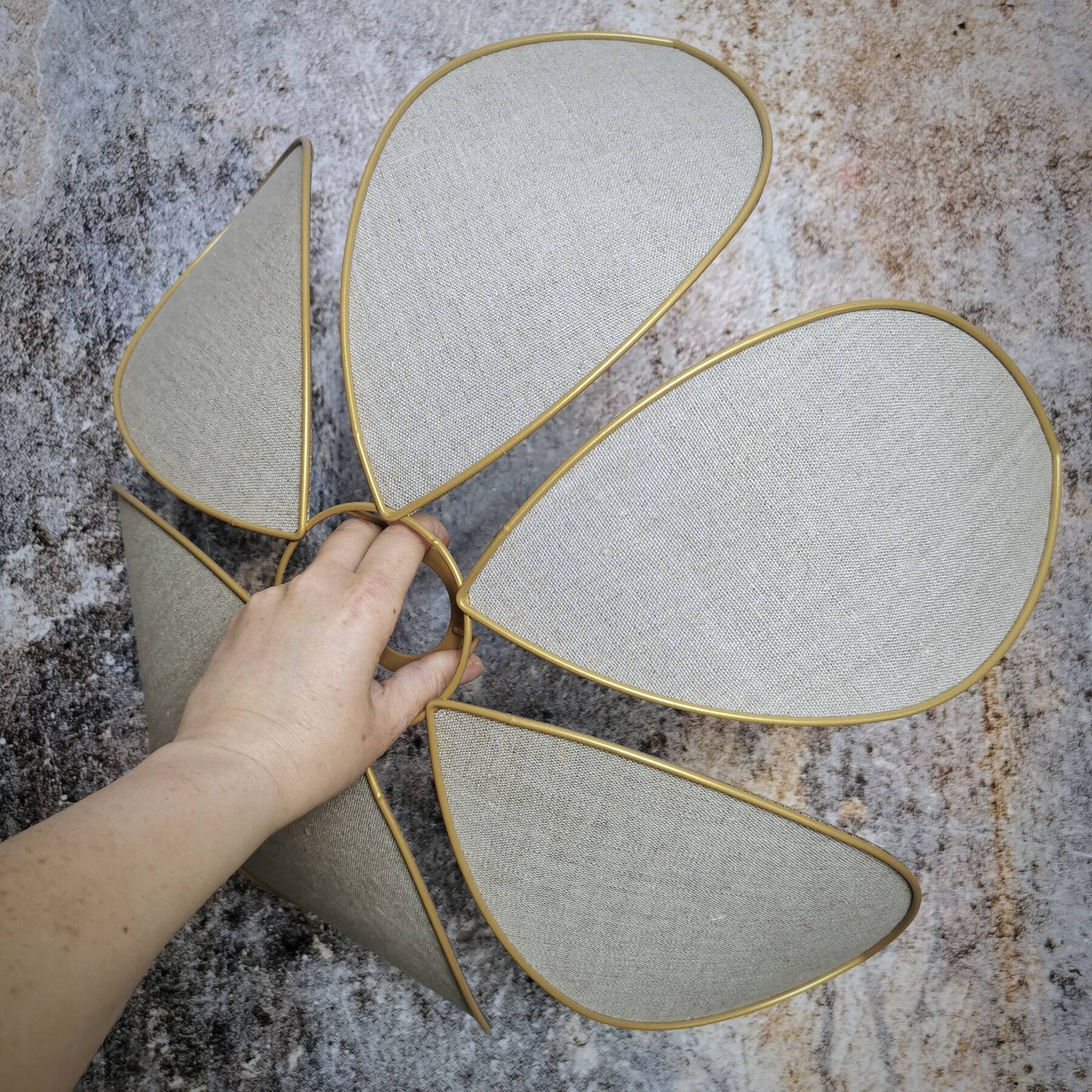 6-petal flower suspension with metal structure and natural linen petals