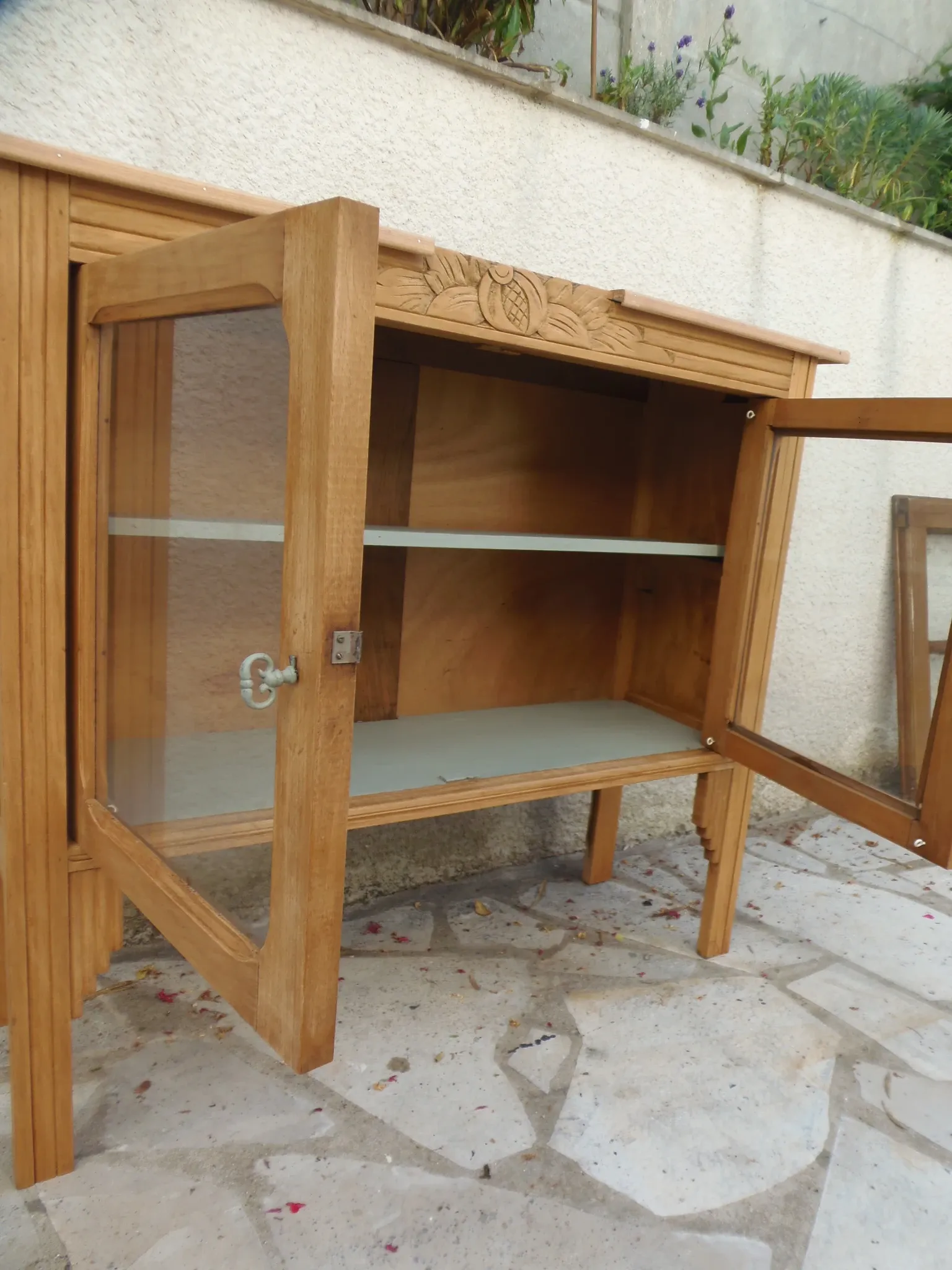 Art Deco sideboard in raw wood with a wax finish, closed by 2 glass doors.