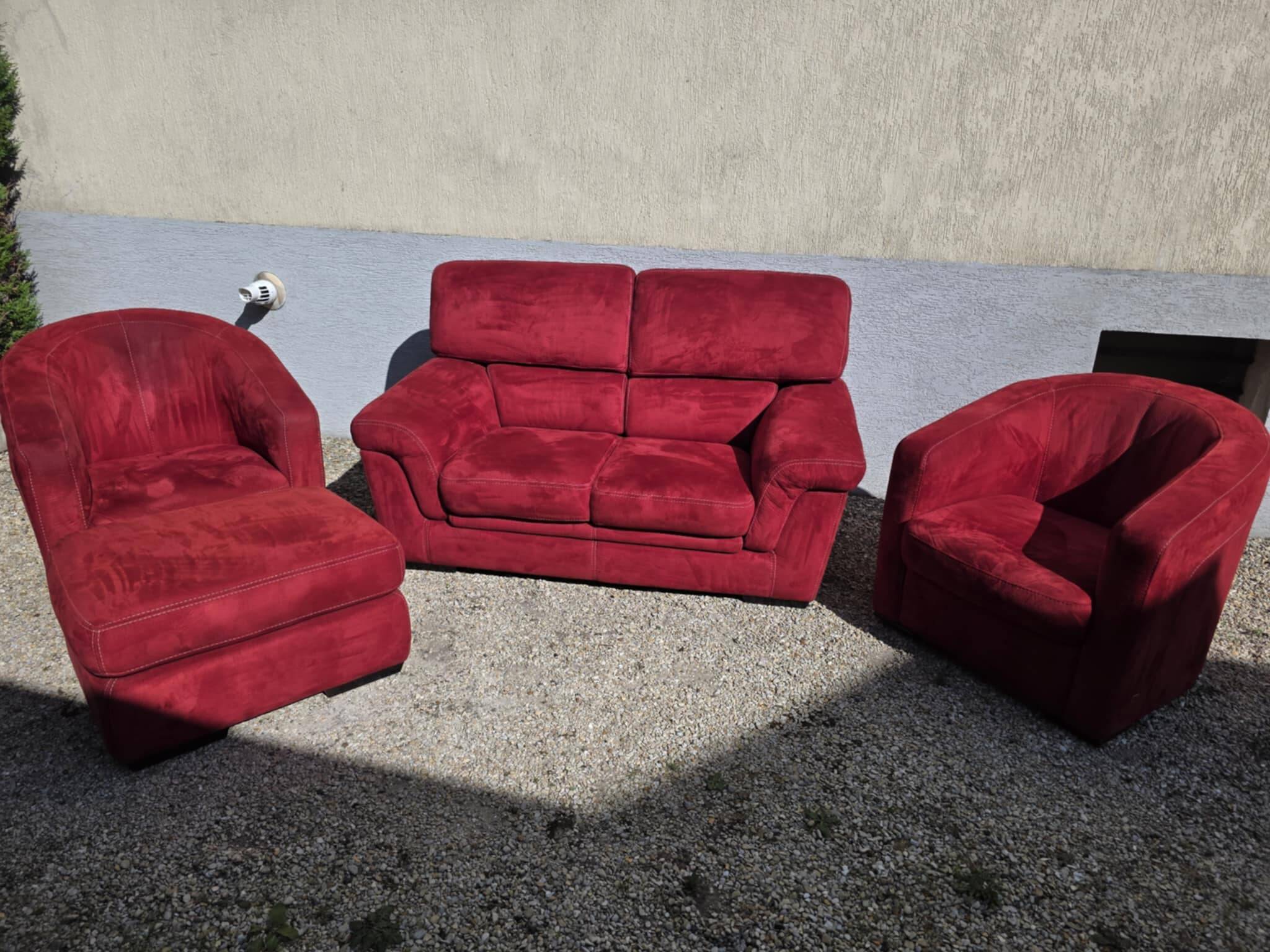 Ensemble un canapé deux fauteuils rouge et un pouf très bon état