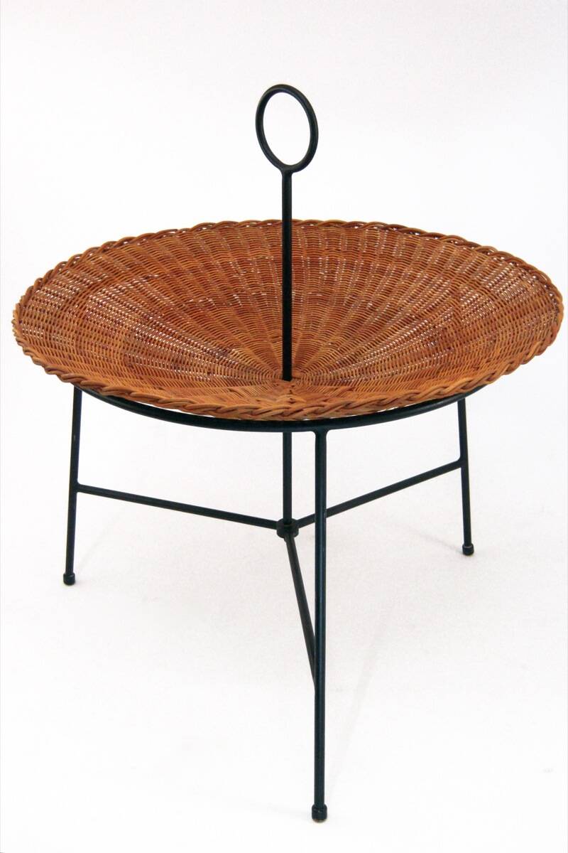 Table incurvée, porte revue en osier et laiton laqué noir, 1960