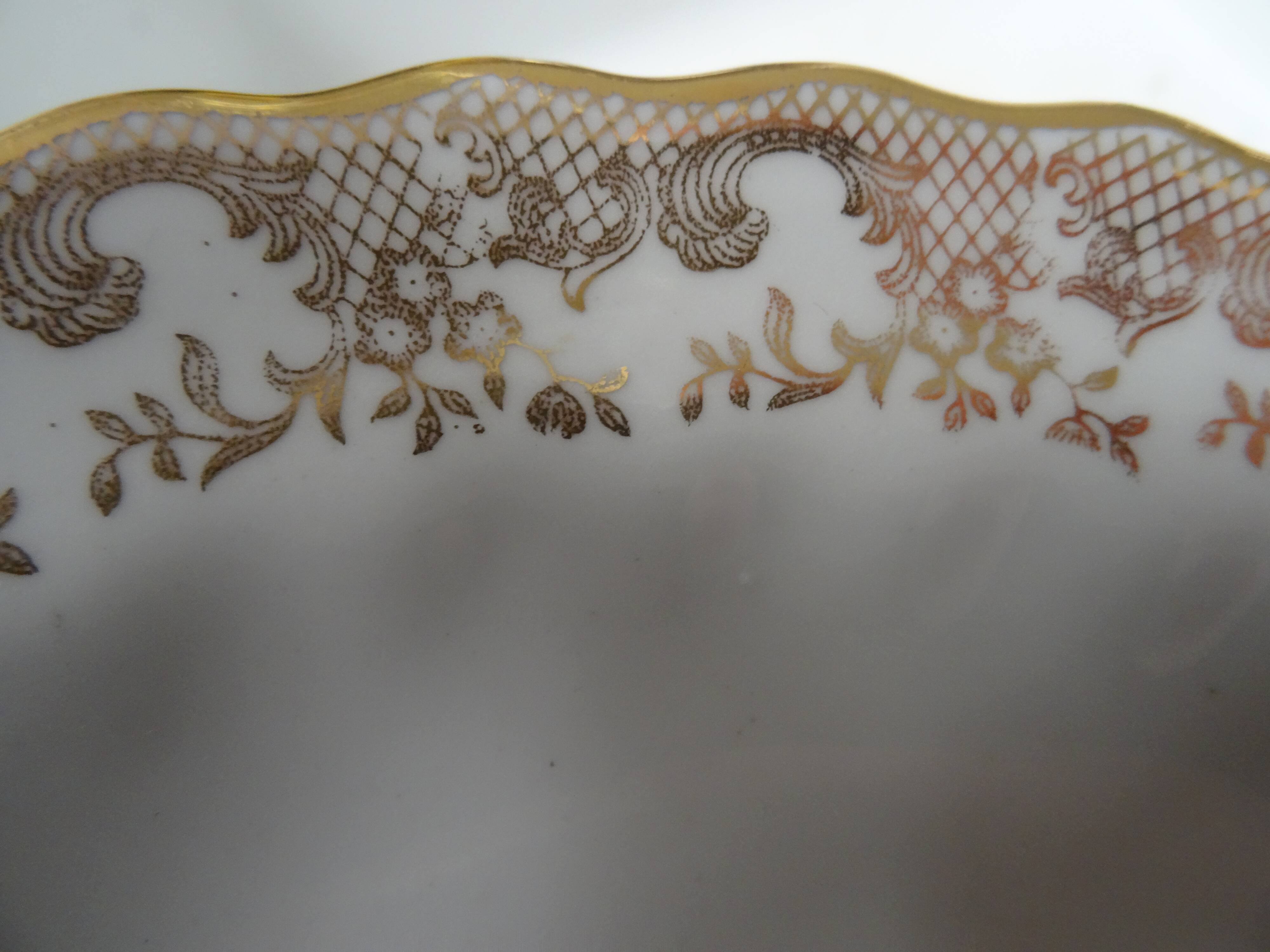 Lot de 12 assiettes blanches et or