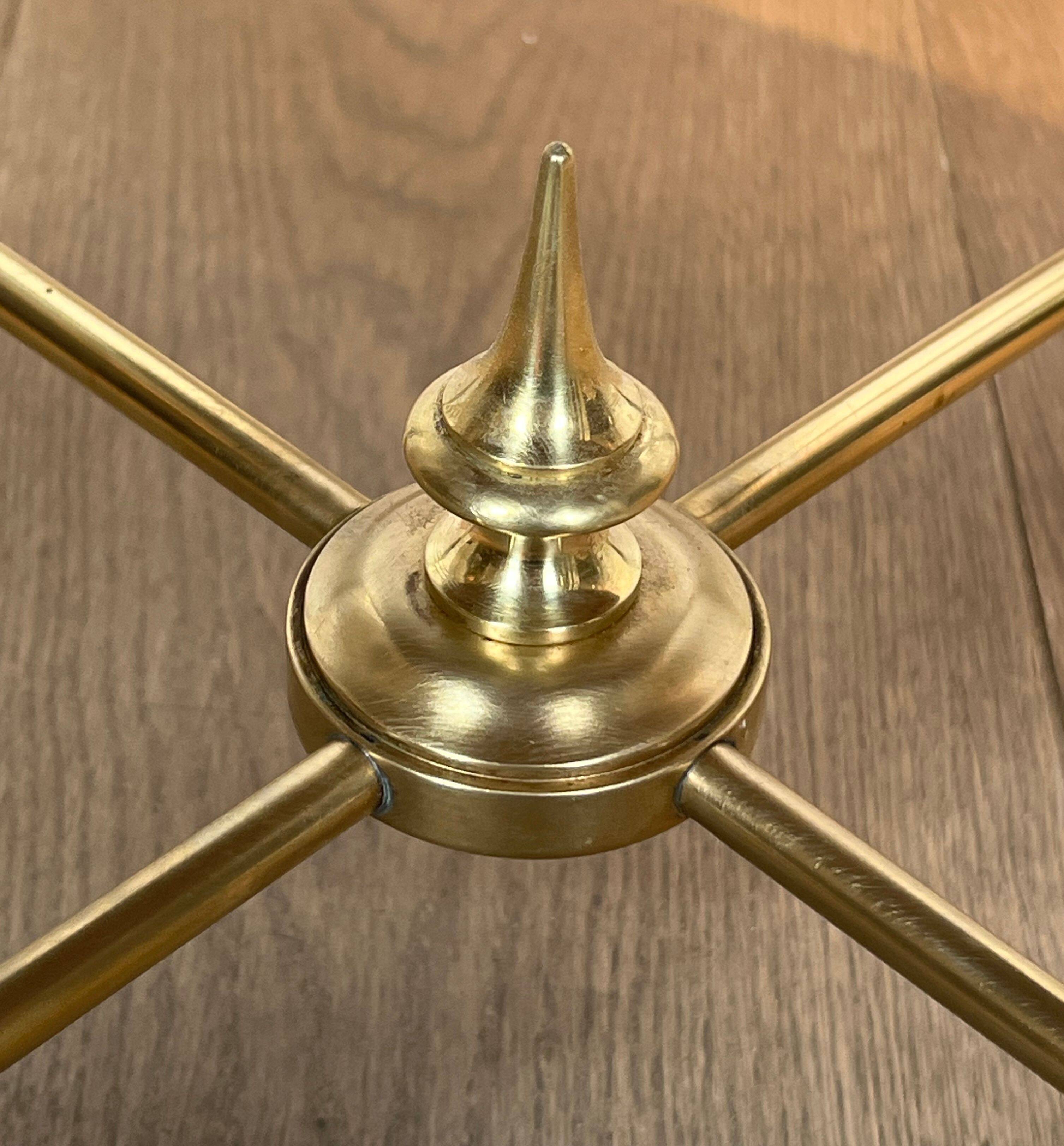 Round coffee table in brass with a marble top from the Ramsay house.