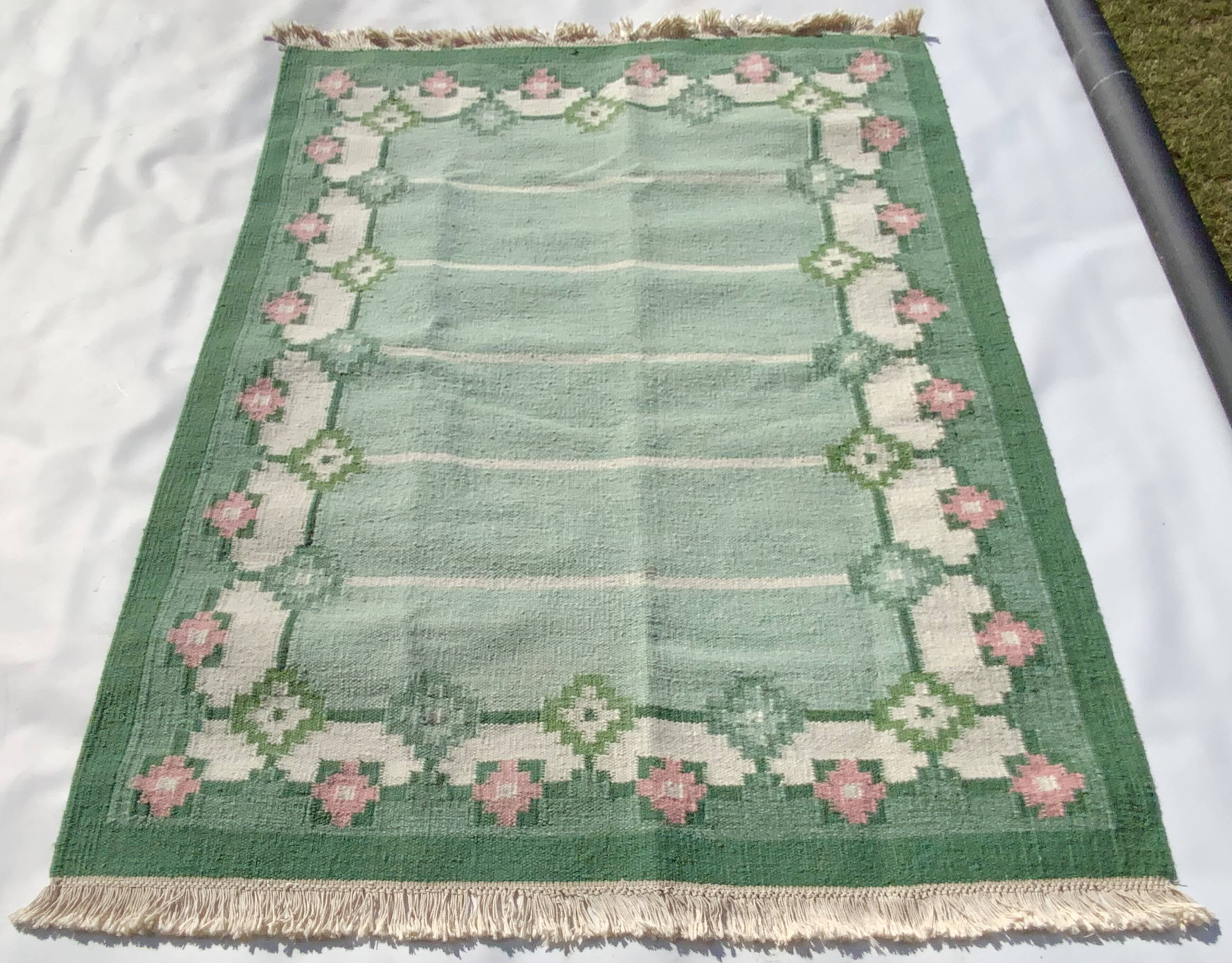 Swedish Green Wool Rug Flat-Weave Kilim Rölakan Rug Signed “M” 1960s