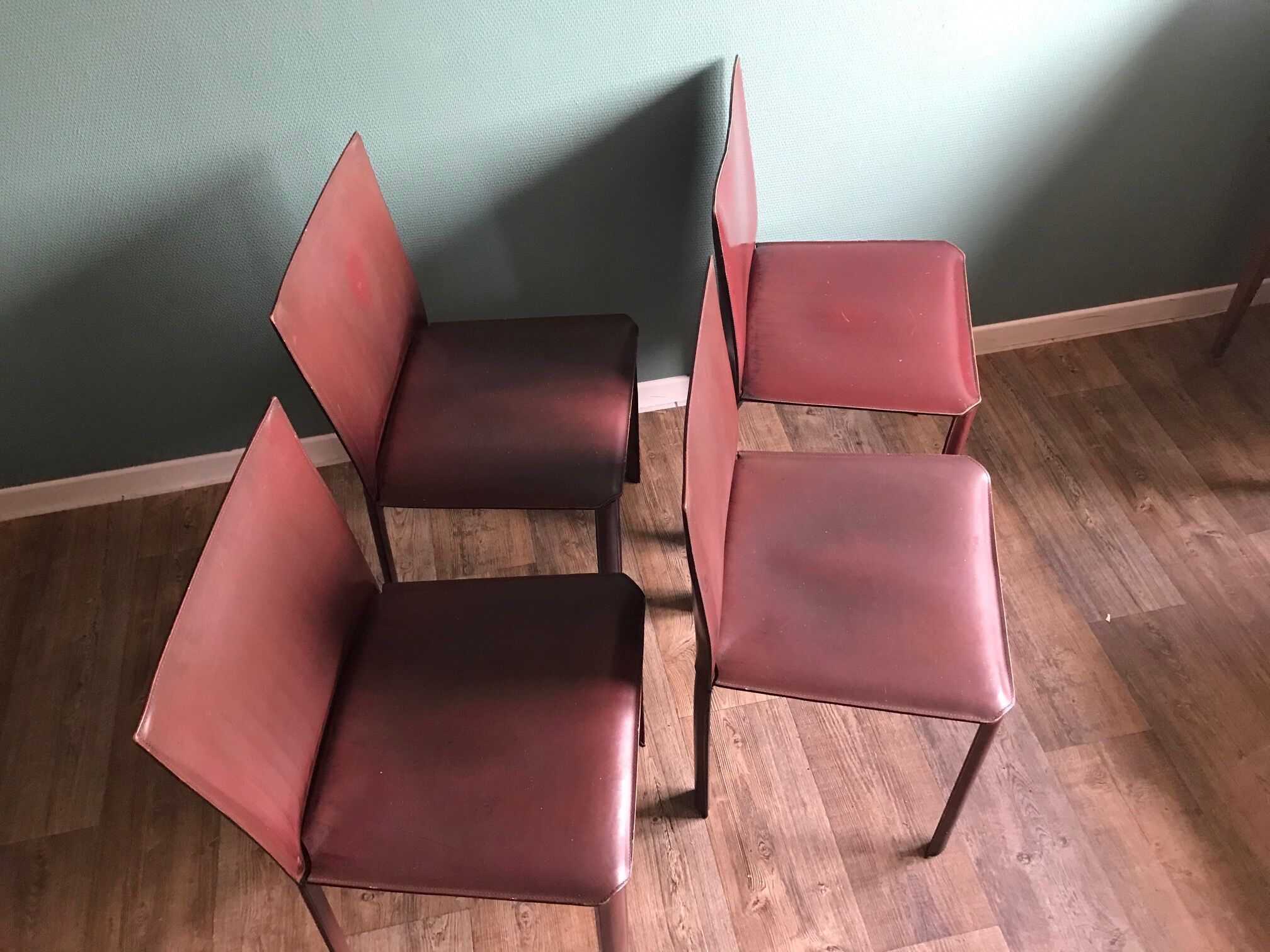 Suite de Quatre Chaises Matéo Grassi gainées de cuir bordeaux