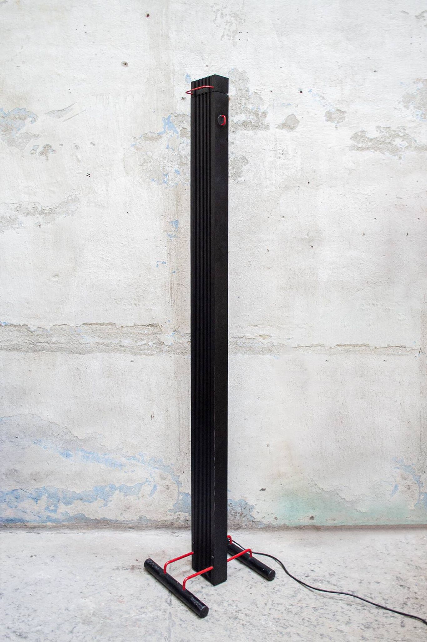 Rare lampadaire en métal laqué et plastique. Designer Emilio Ambasz Producteur Stilnovo