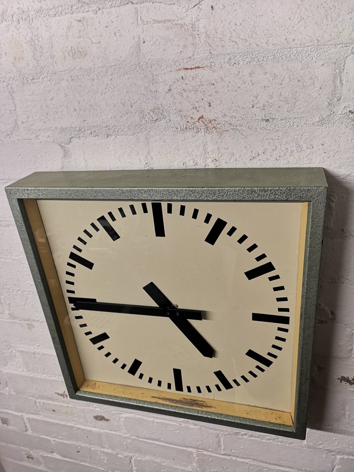 Horloge industrielle est-allemandes des années 1950 par Elfema