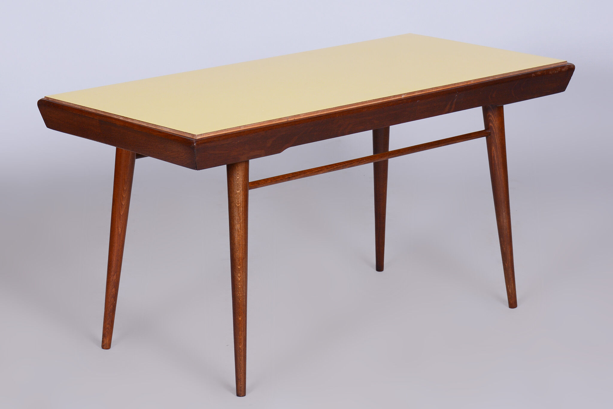 Table basse, plateau pivotant, hêtre, Umakart, Tchéquie, années 1950