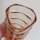 Vase vintage à facettes en verre rose