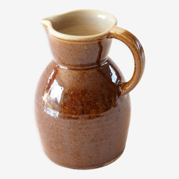 Sandstone pitcher of Berry