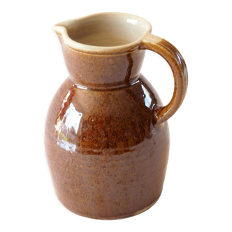 Sandstone pitcher of Berry
