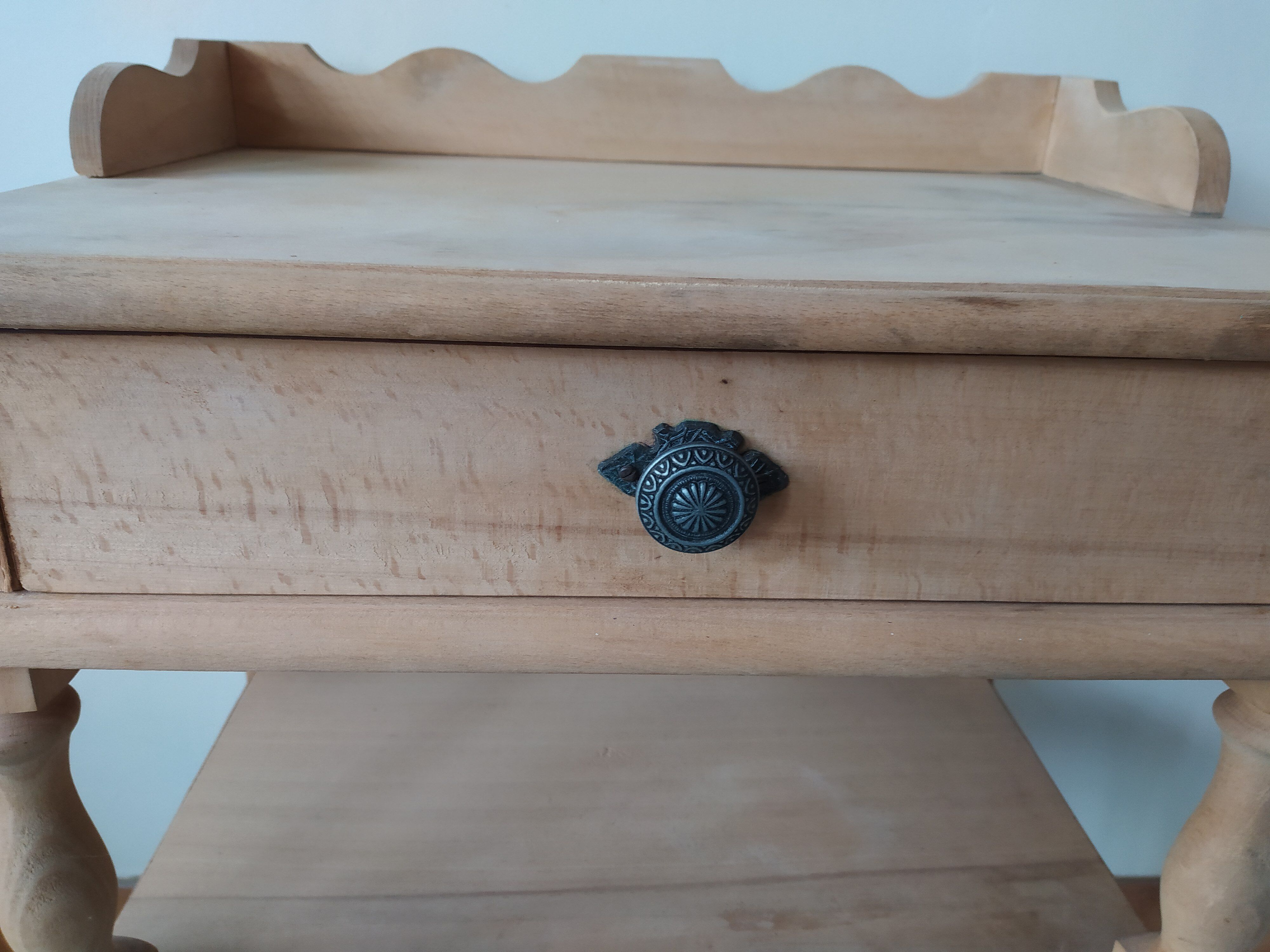 Small shabby bedside-style front furniture