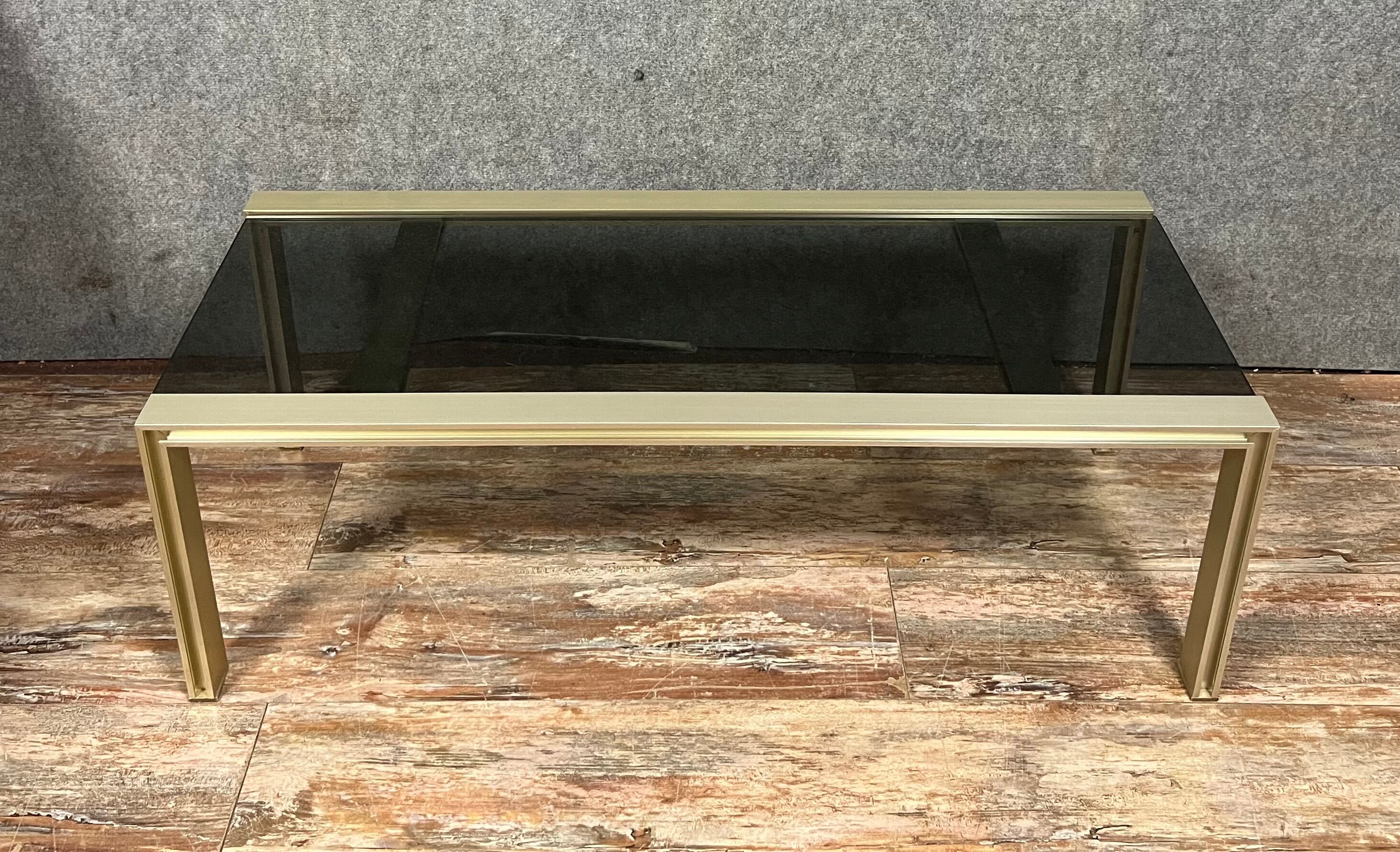 Table basse design en métal doré et verre teinté