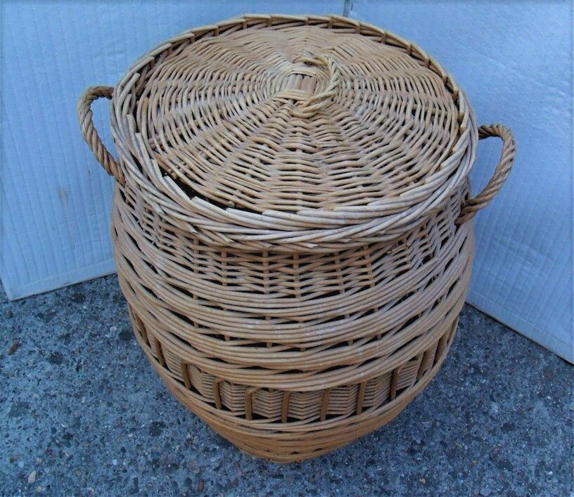 Laundry basket with rattan with coves and lid