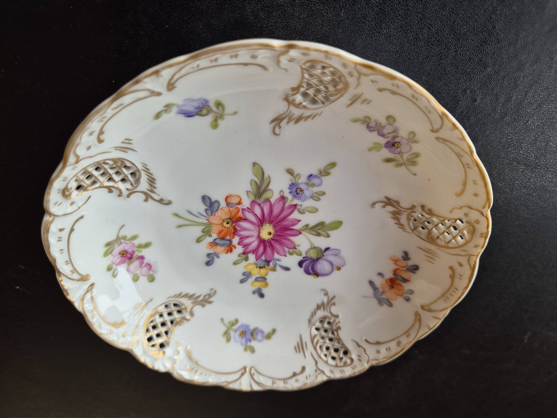 Small bowl / pierced plate in painted Nymphenburg porcelain.