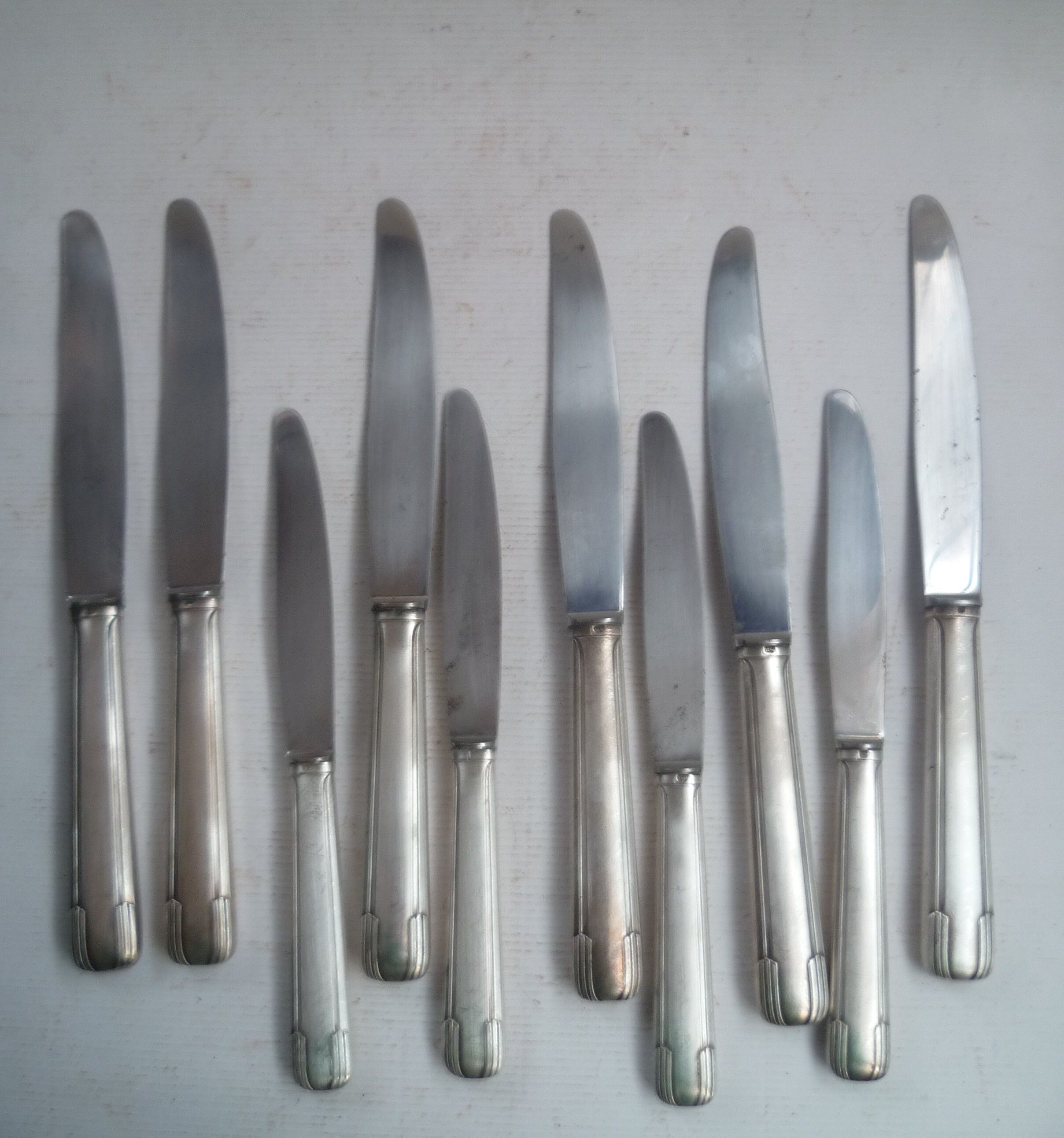 Set of 10 silver metal knives