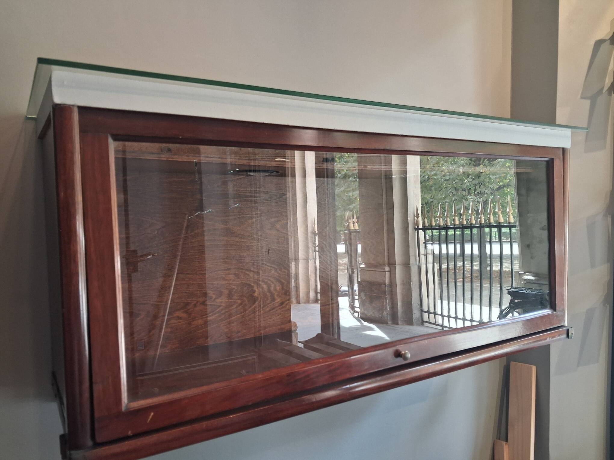 vitrine - coffre en bois et verre
