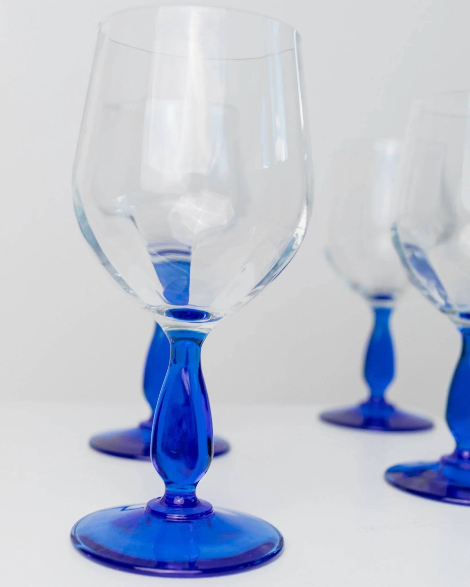 Set of 4 vintage Italian glass wine glasses, clear bowls with royal blue stems, 1980s MCM style