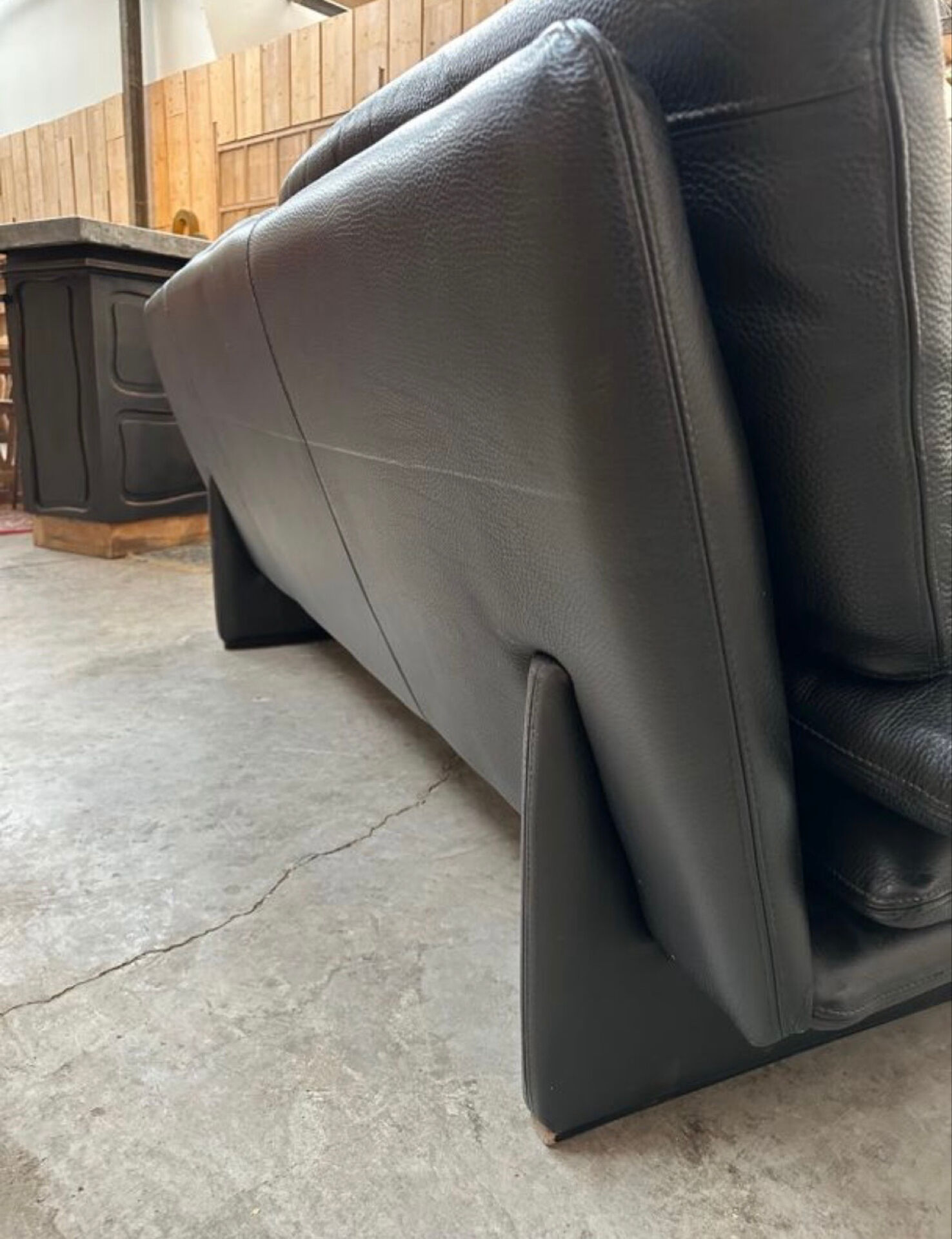 Black leather sofa – Italian design – 1980s