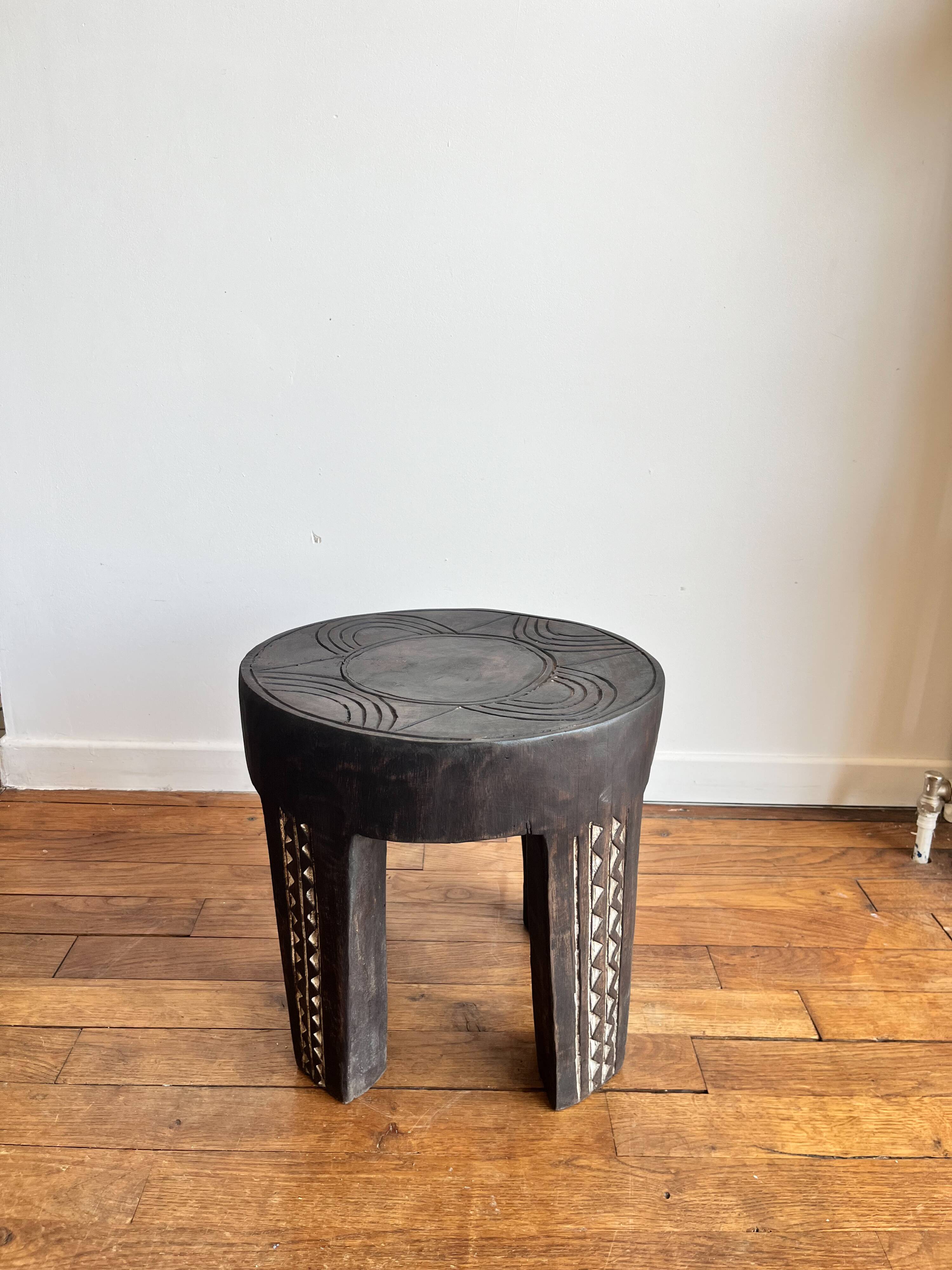 Bout de canapé tabouret massif en bois - table d'appoint- table de chevet