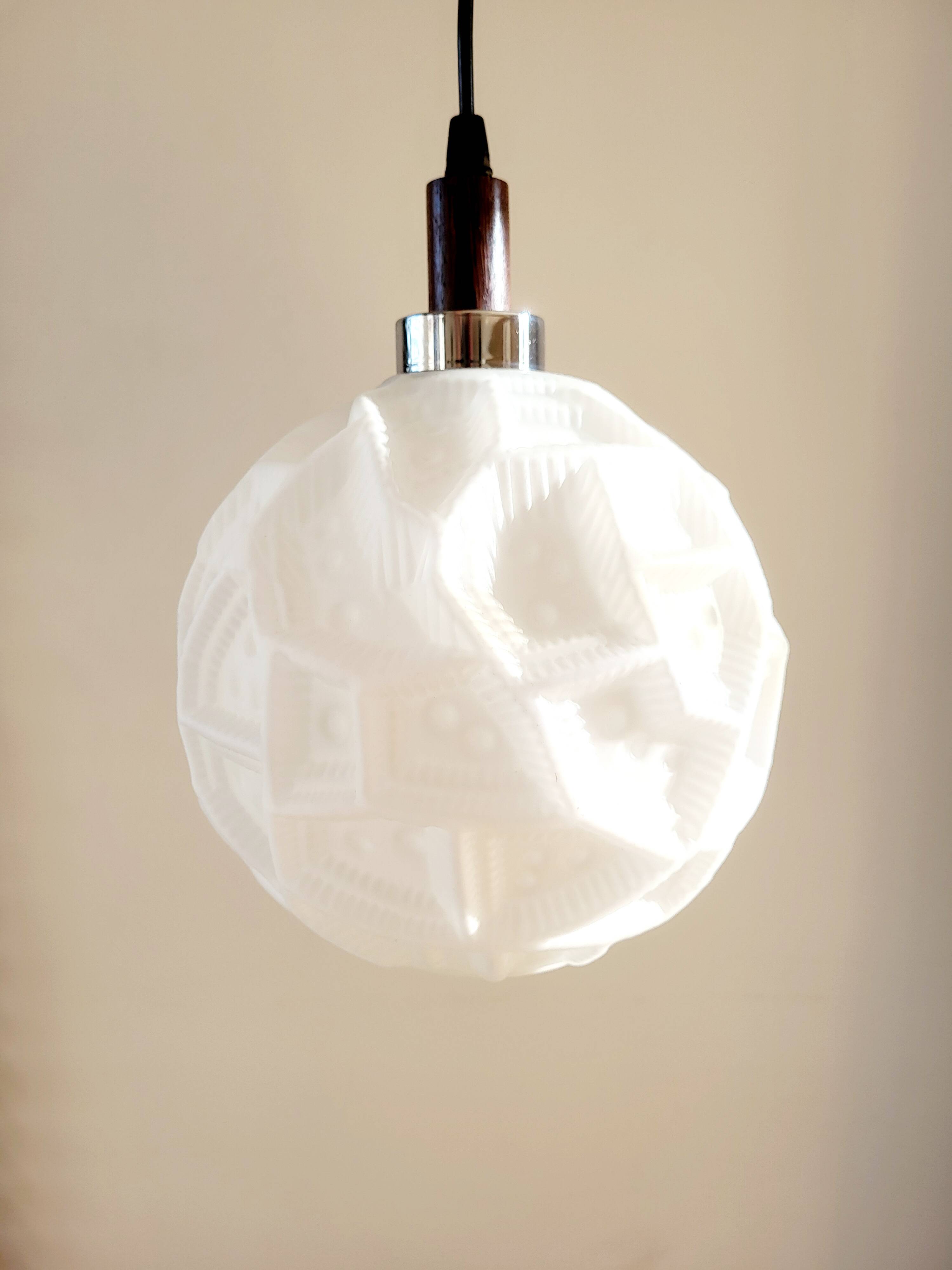 Lampe à suspension vintage, vermoedelijk Peill & Putzler, verre opalin avec relief