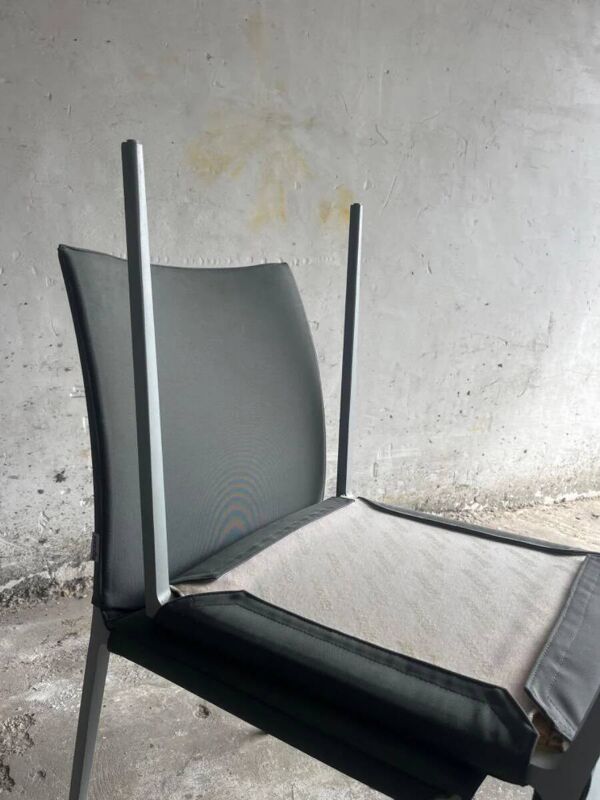 Ensemble de 5 chaises Zanotta « Lia » — structure en aluminium mat et assises en cuir gris foncé, design minimaliste italien