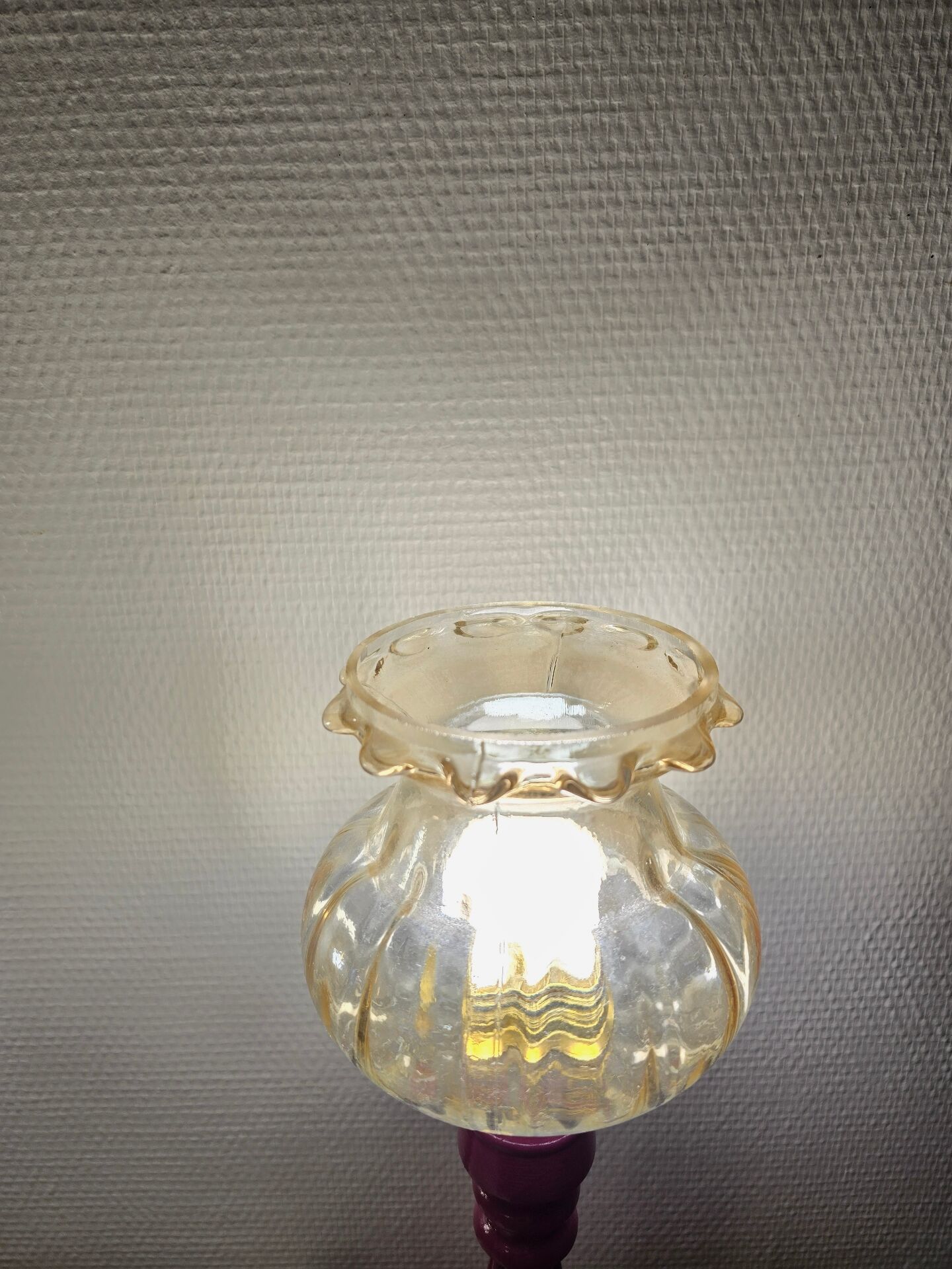 Lampes à poser vintage – Pieds bois repeints mauve brillant + globes a