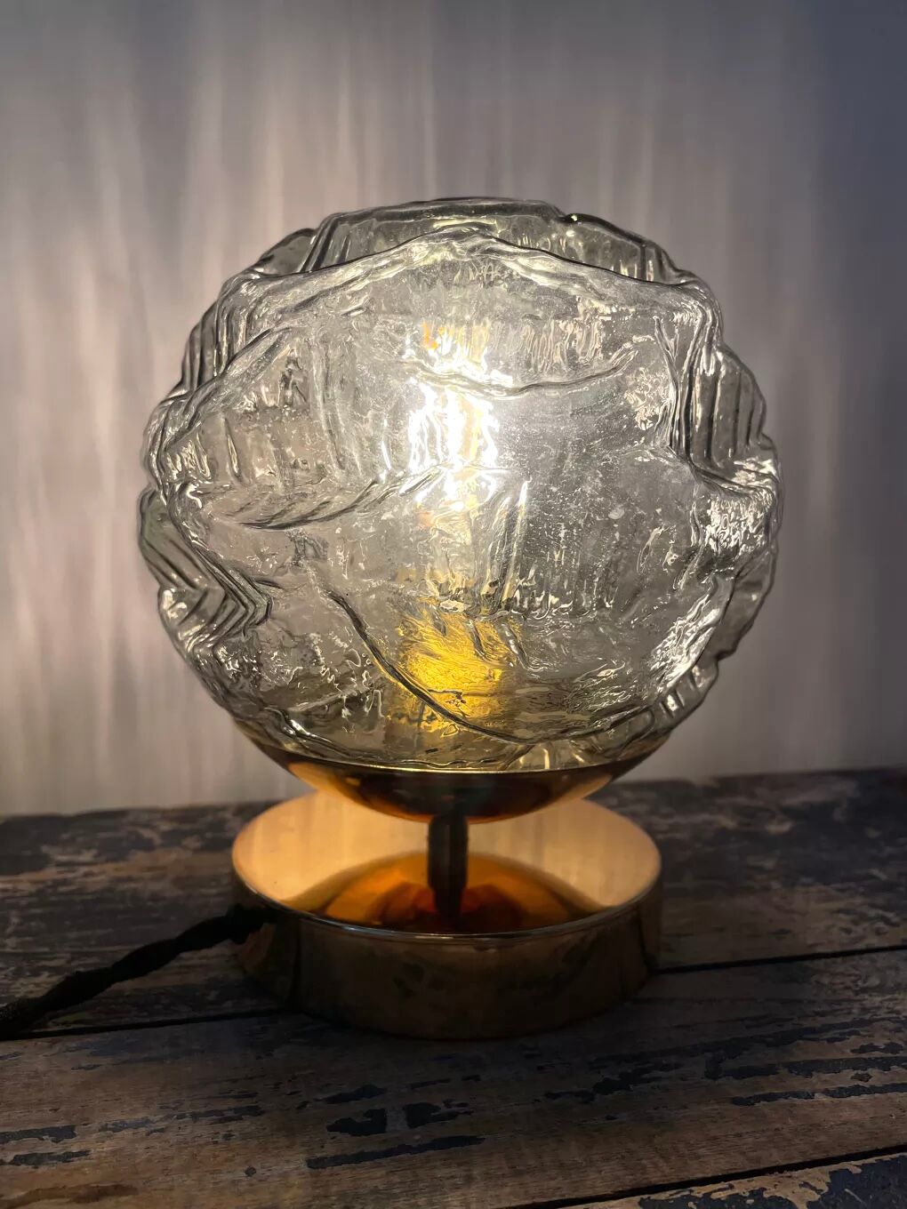 Vintage table lamp in electrified chiseled glass to nine