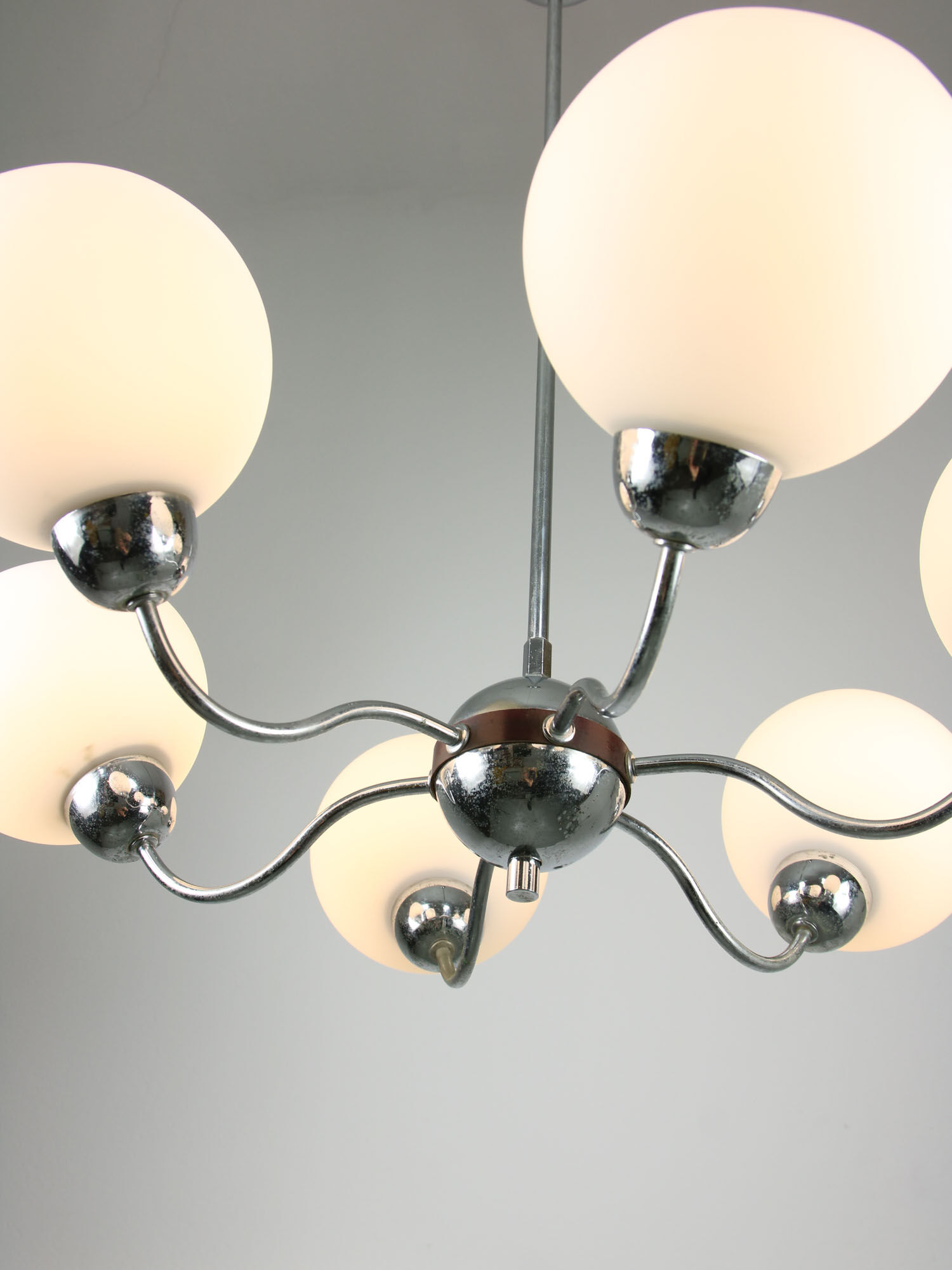 Lustre italien en chrome et opalin du milieu du siècle