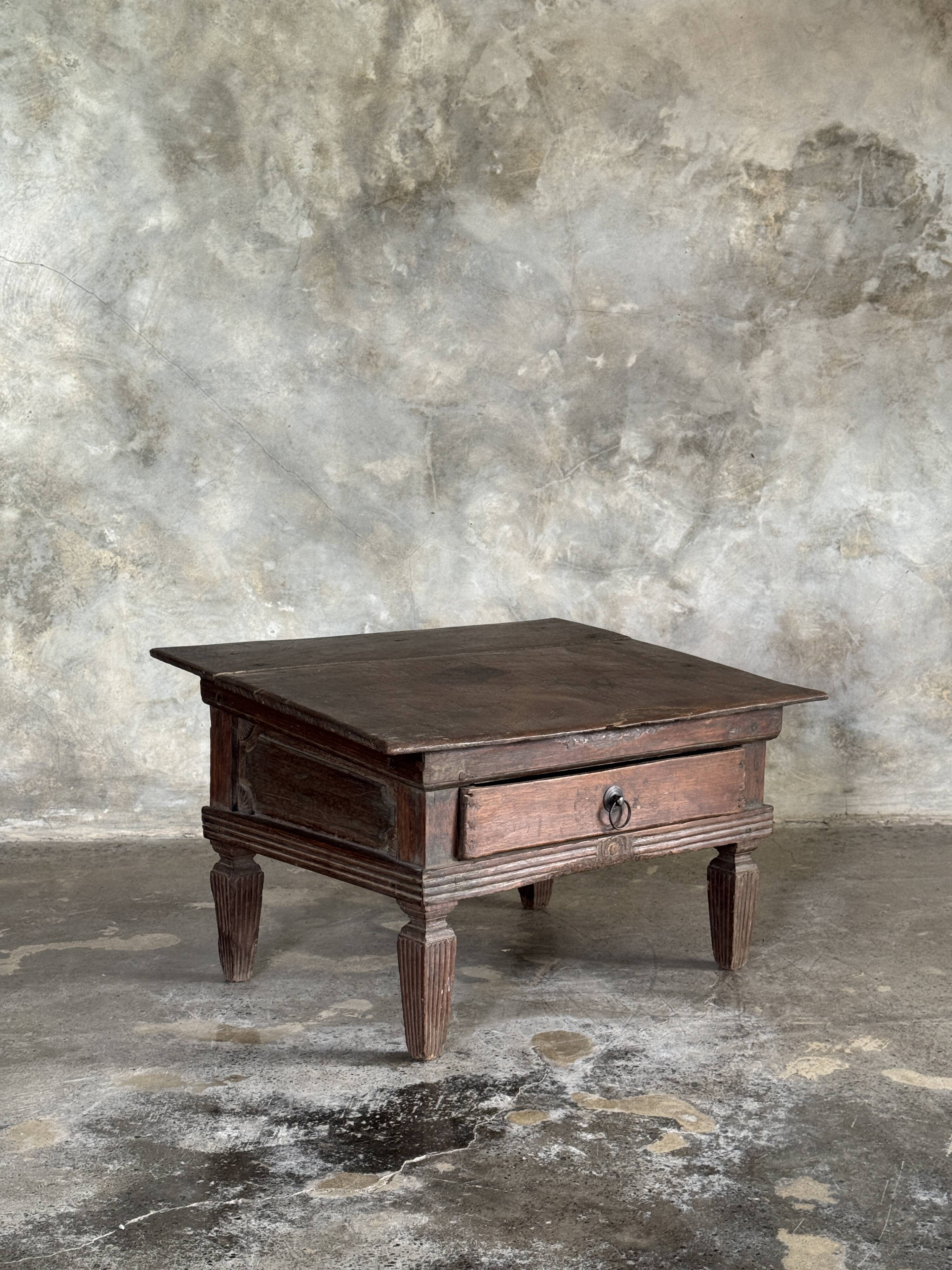 Petit écritoire table basse ancienne indonésienne en teck H33 40,5x55