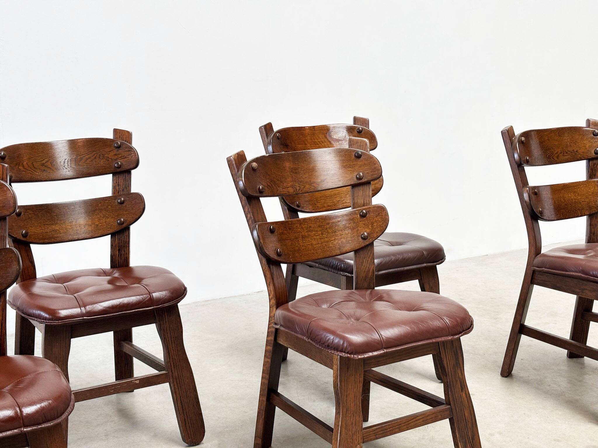 Ensemble de six chaises de salle à manger brutalistes françaises
