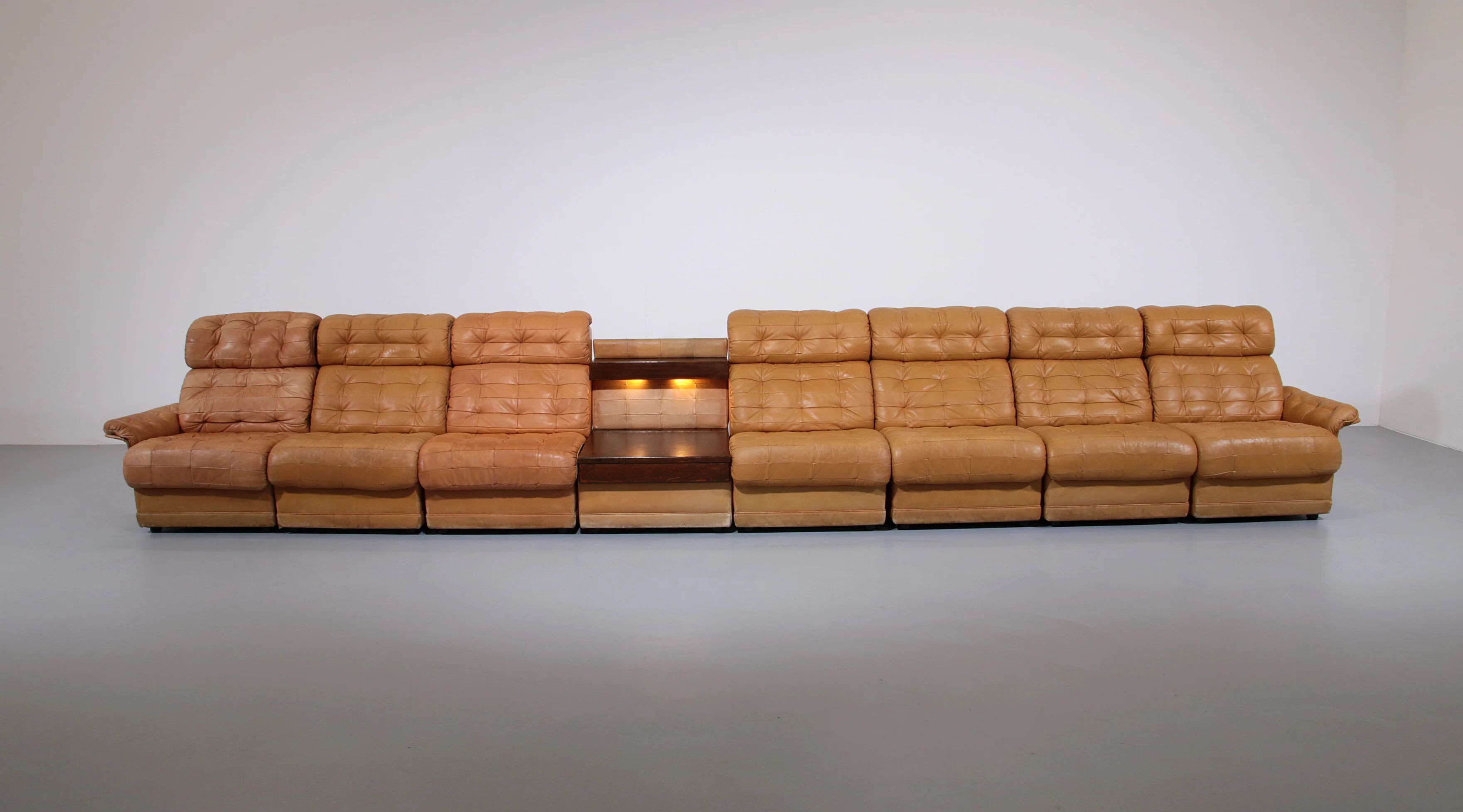 Superbe ensemble de canapés modulaires en cuir cognac des années 1970.