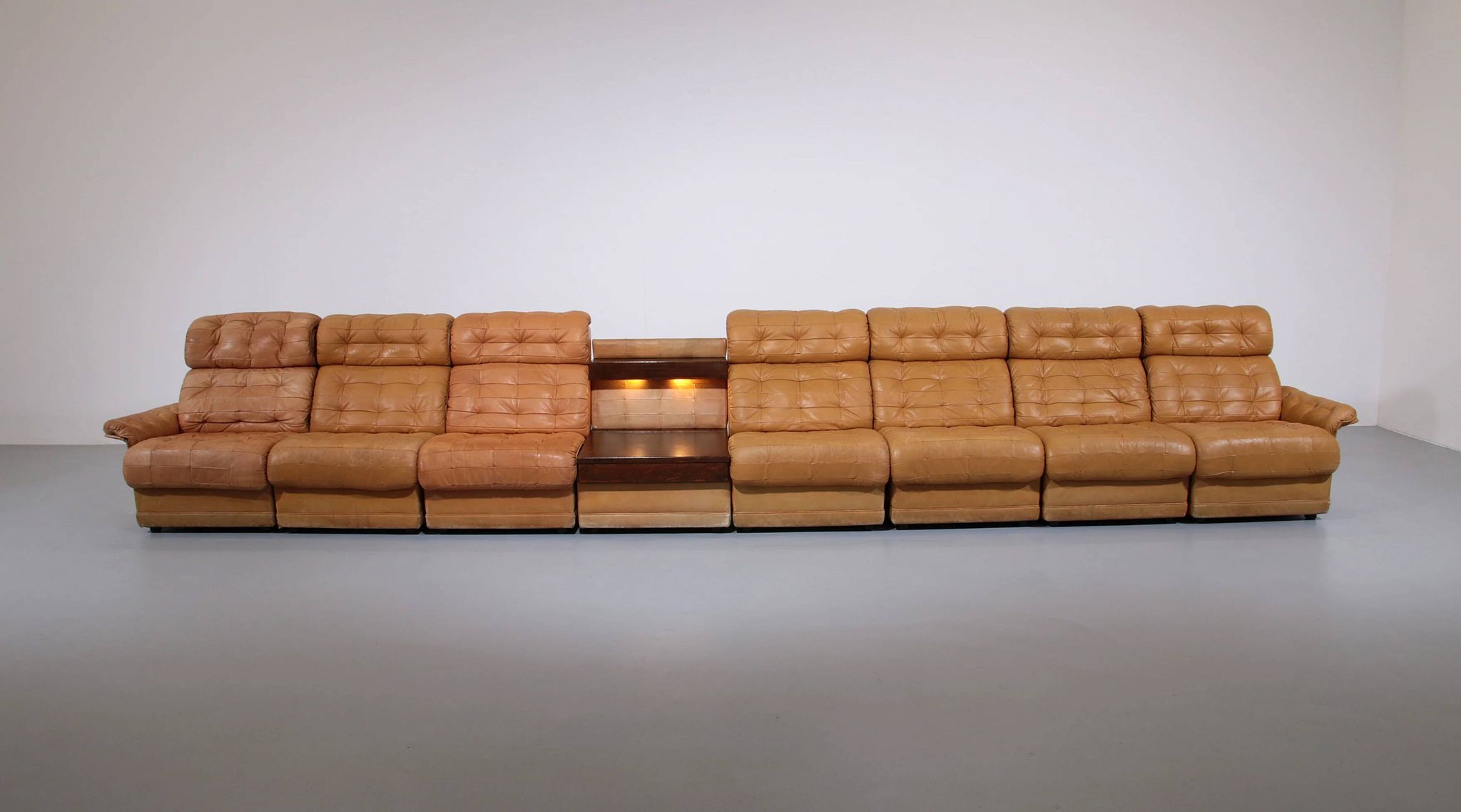 Superbe ensemble de canapés modulaires en cuir cognac des années 1970.
