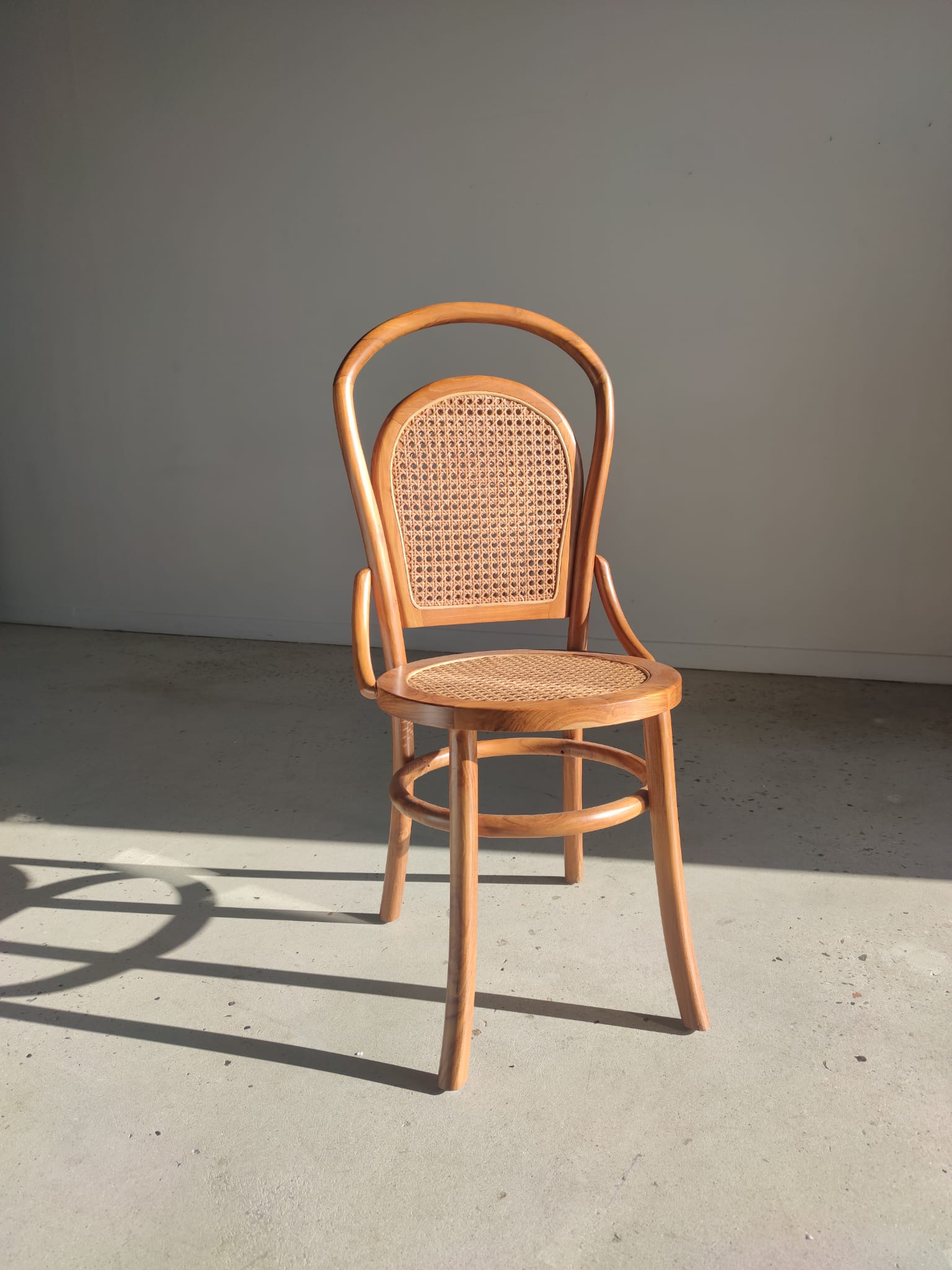 Chaise cannée en bois naturel