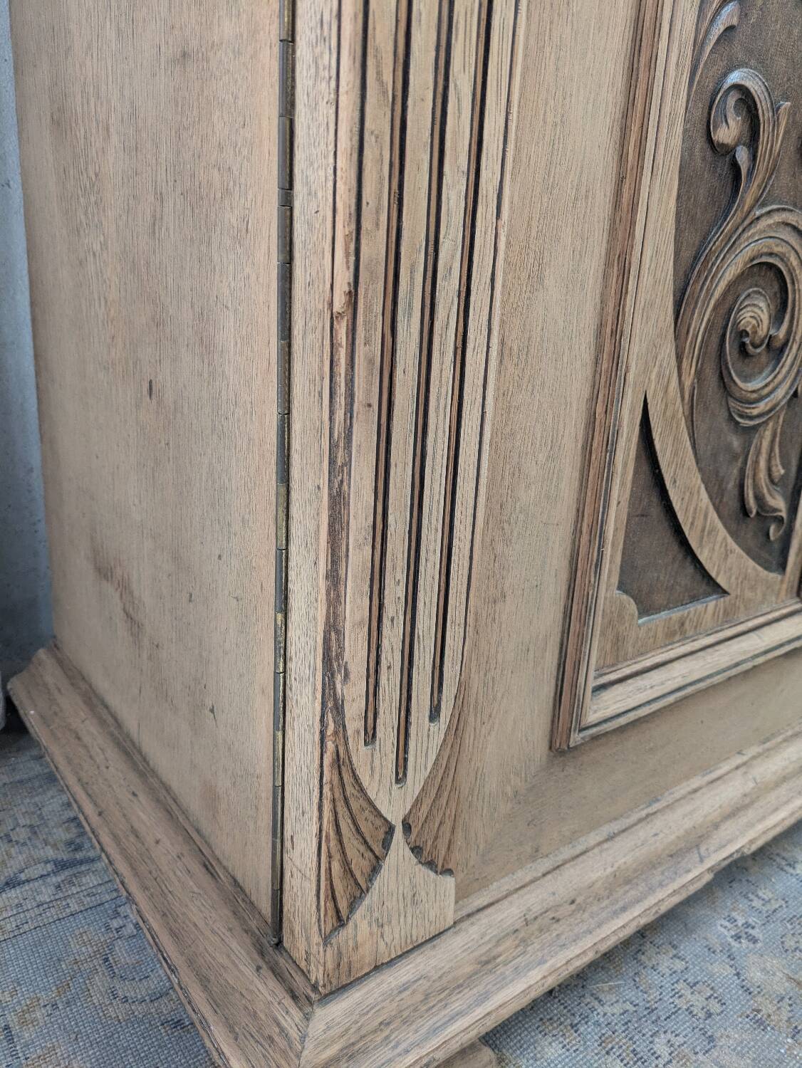 Armoire sculptée