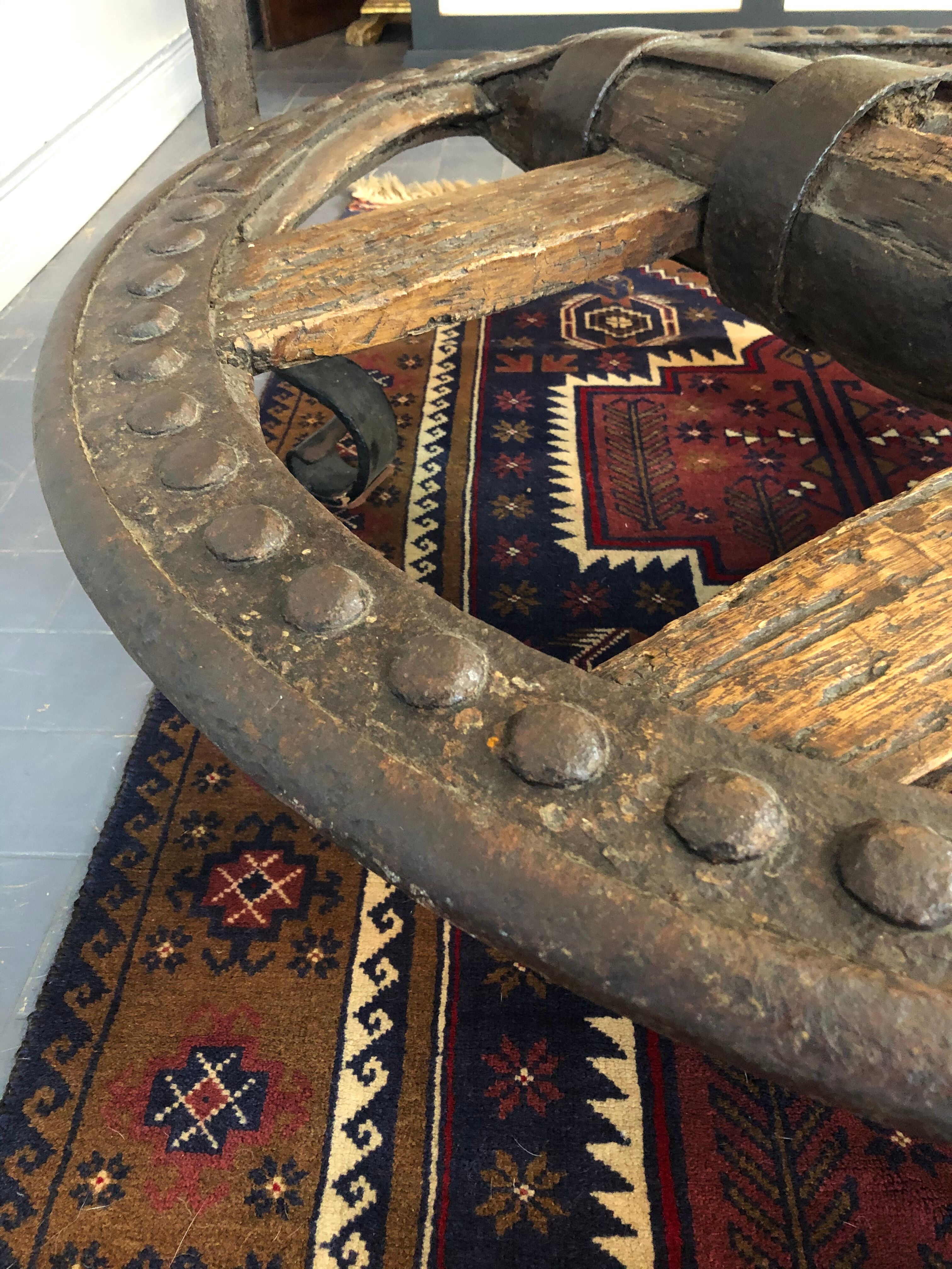 Table basse en bois et fonte rivetée