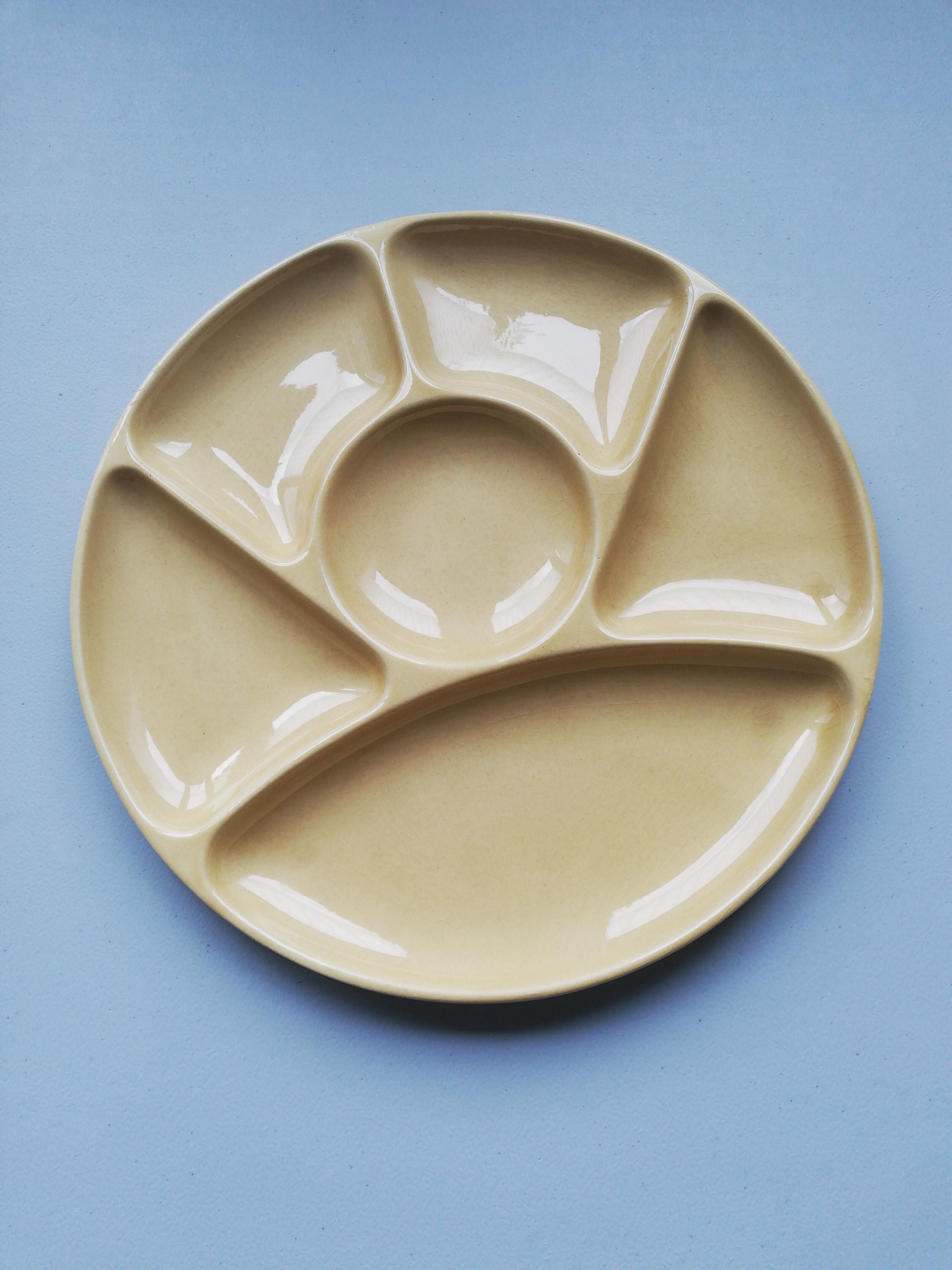 Pale yellow aperitif plate Gien