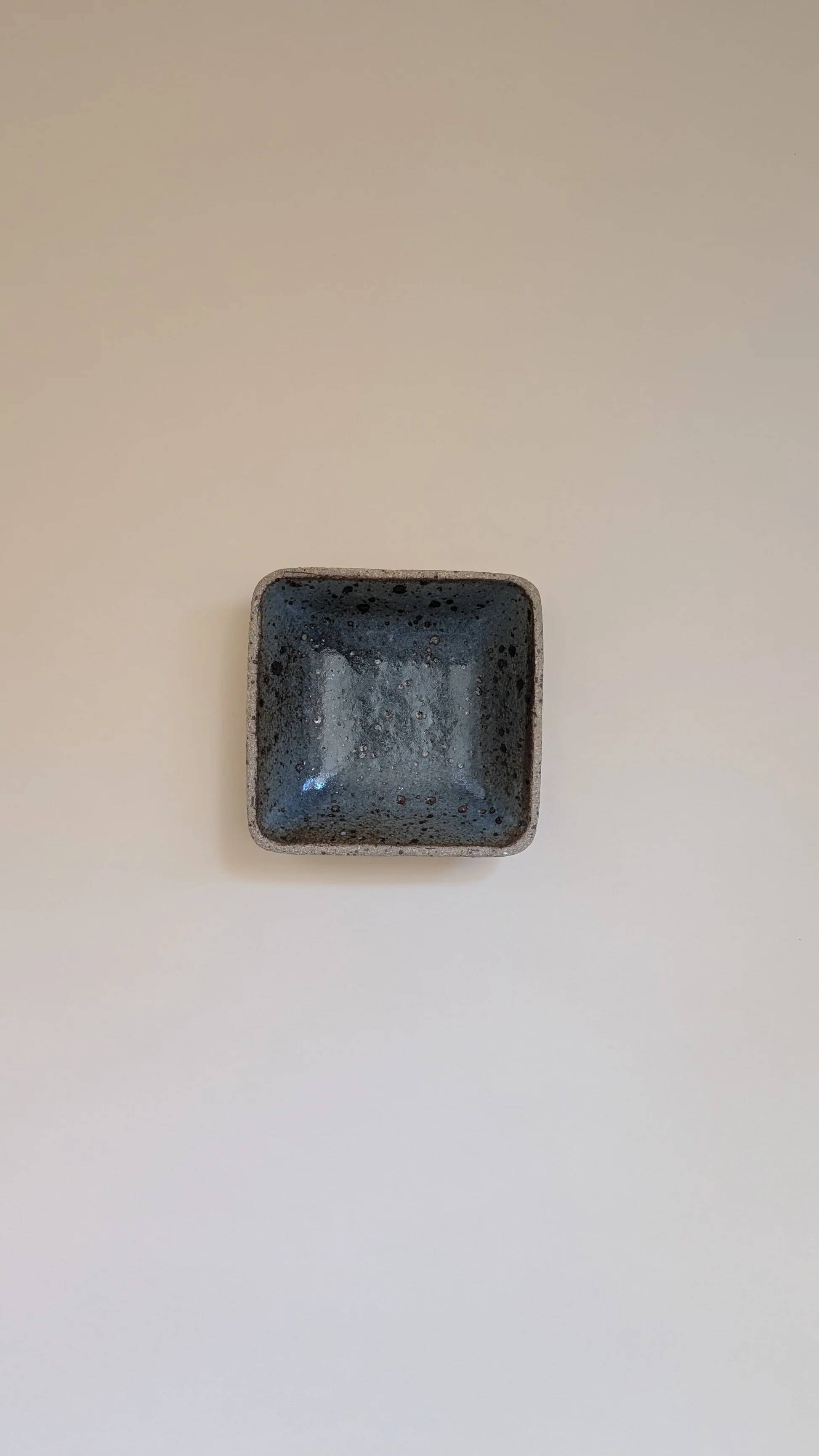 Stoneware pocket emptier