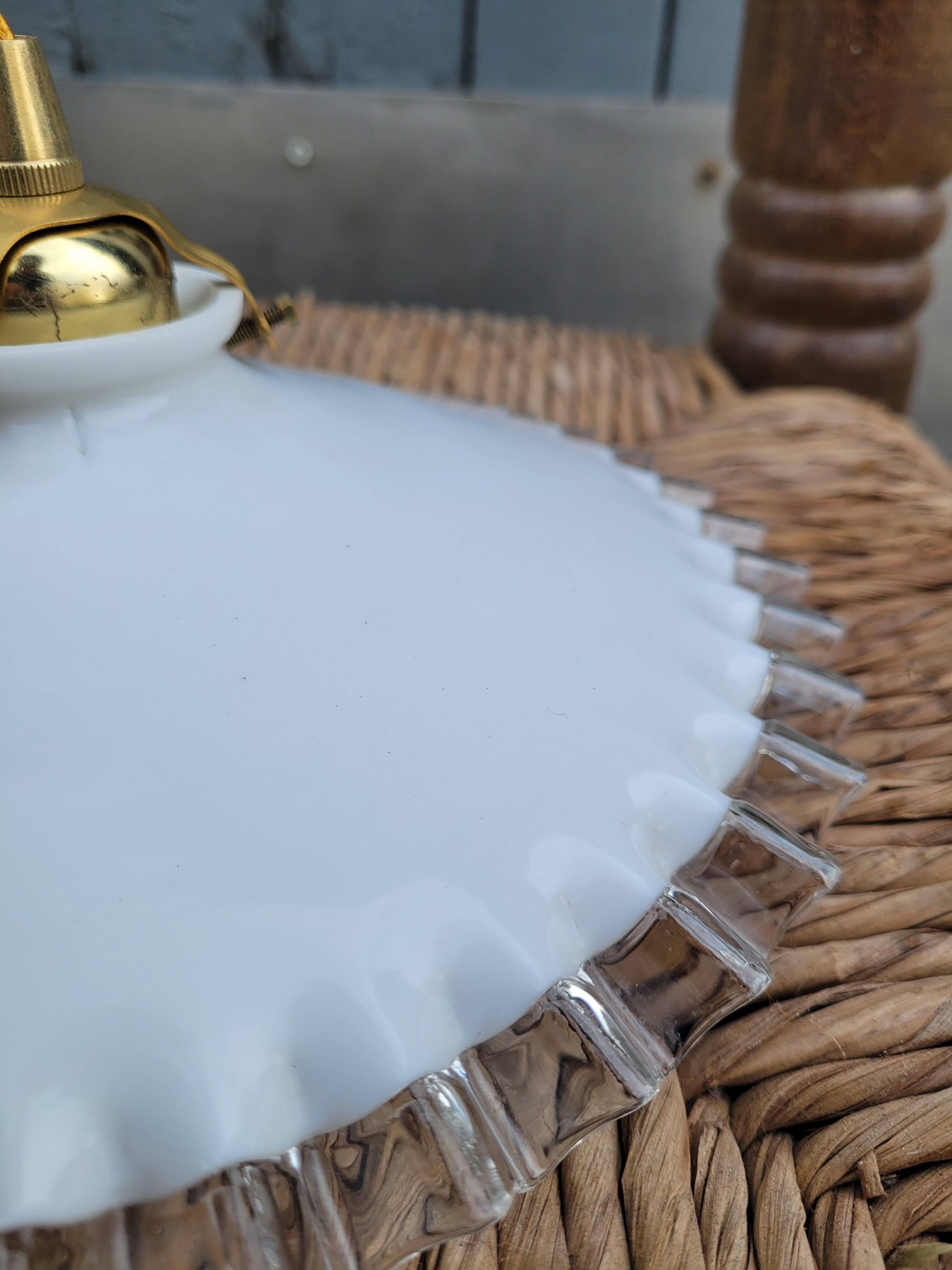 Serrated opaline suspension