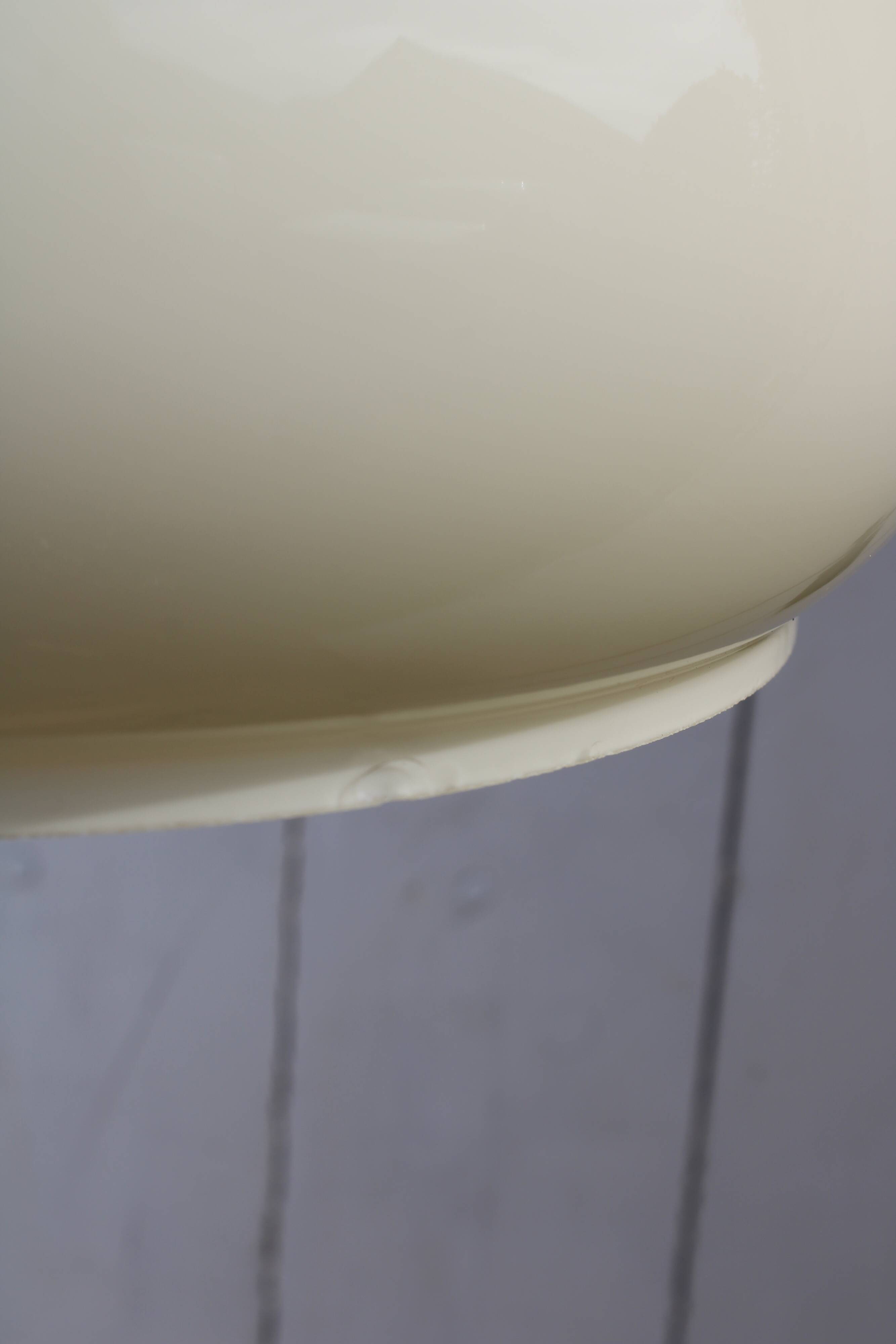 Space age suspension in opaline