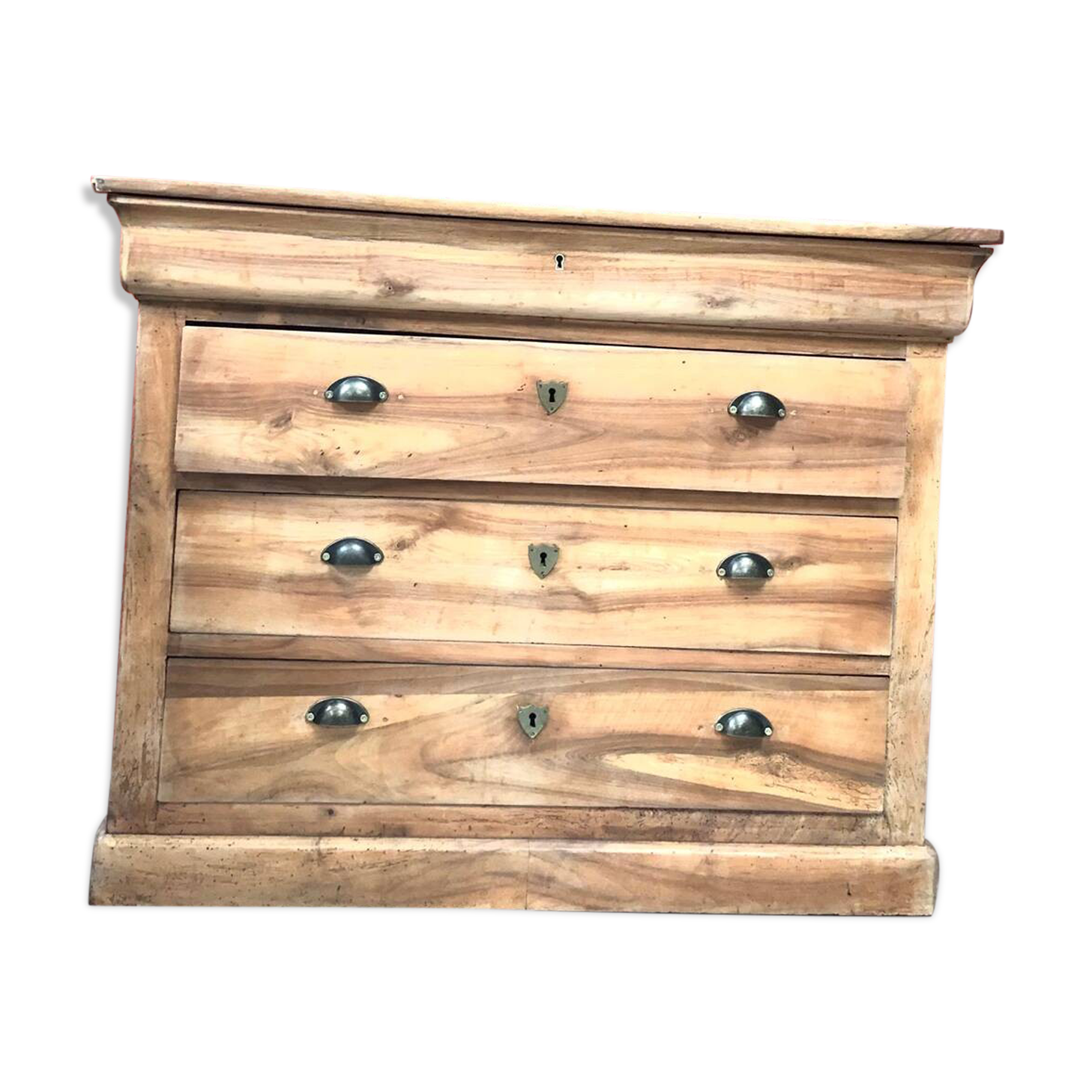 Walnut chest of drawers