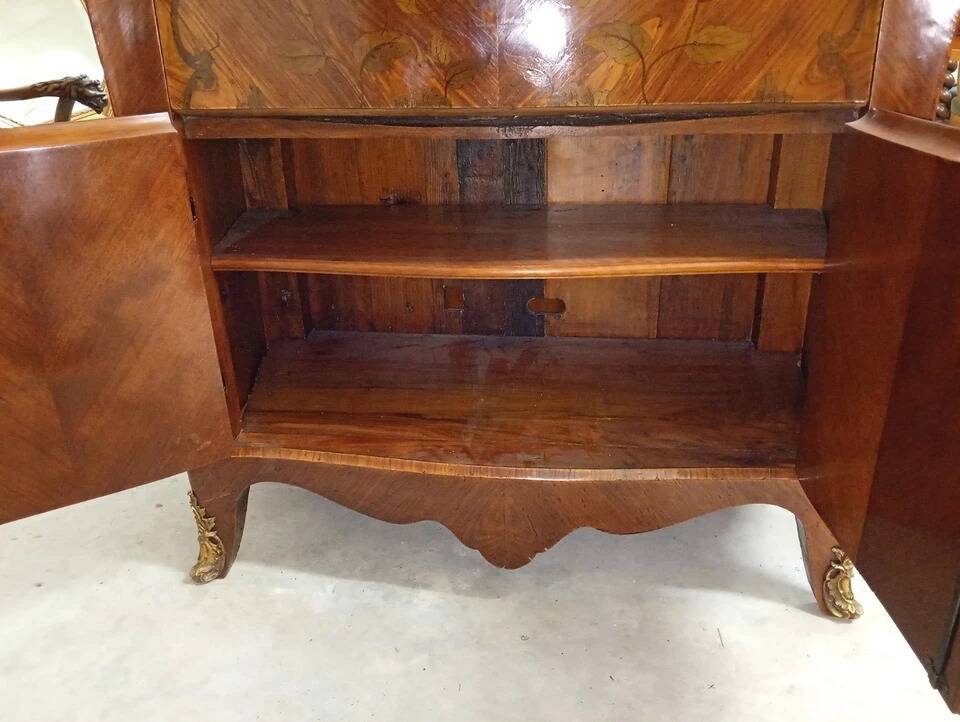 Important Louis XV secretary, in floral marquetry and rich.