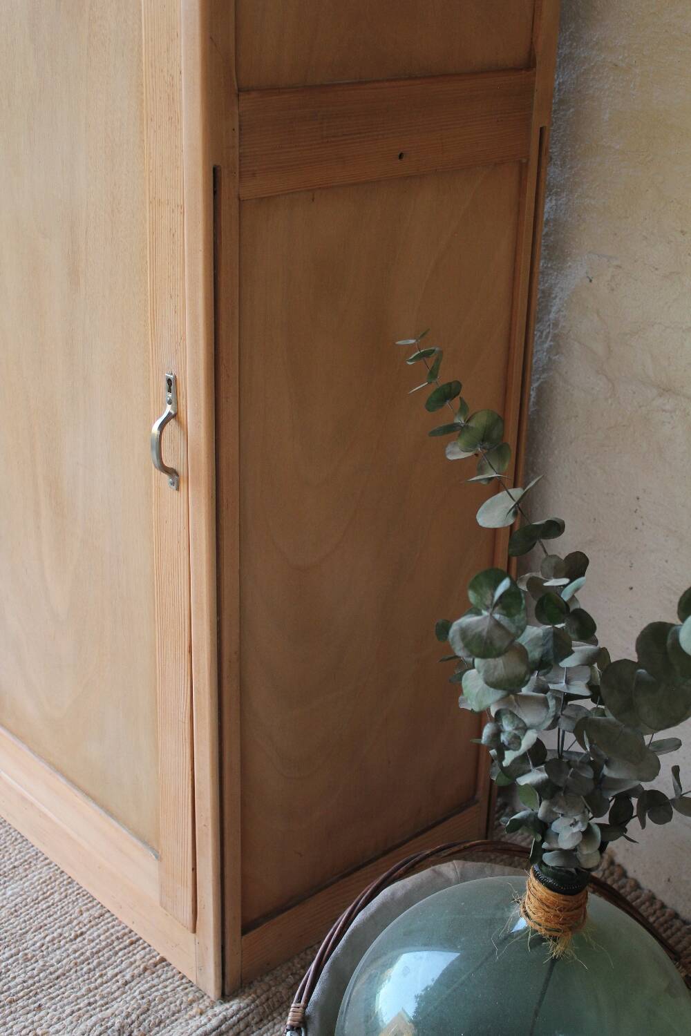 One-door wardrobe in the style of a bonnetière
