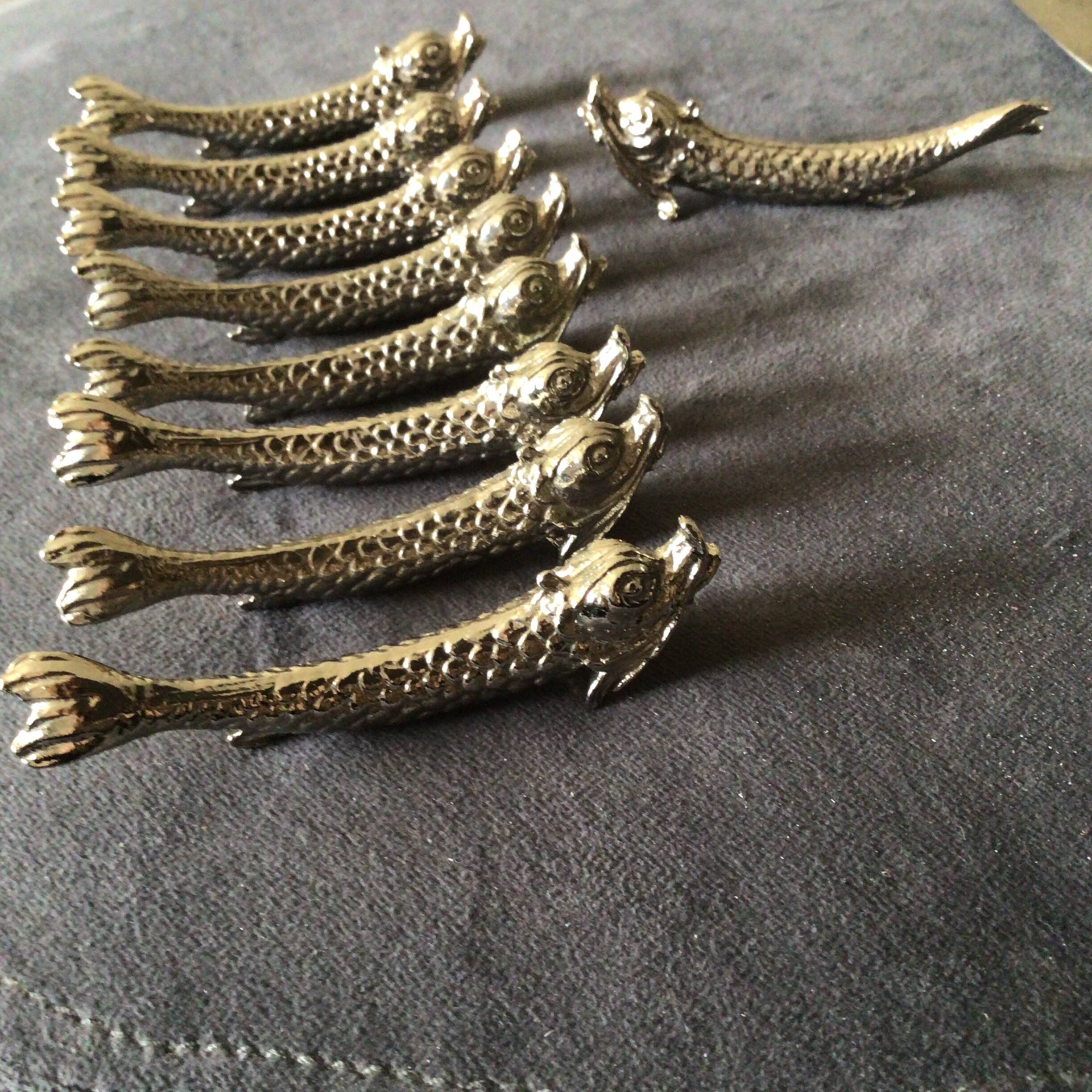 Fish knife holders