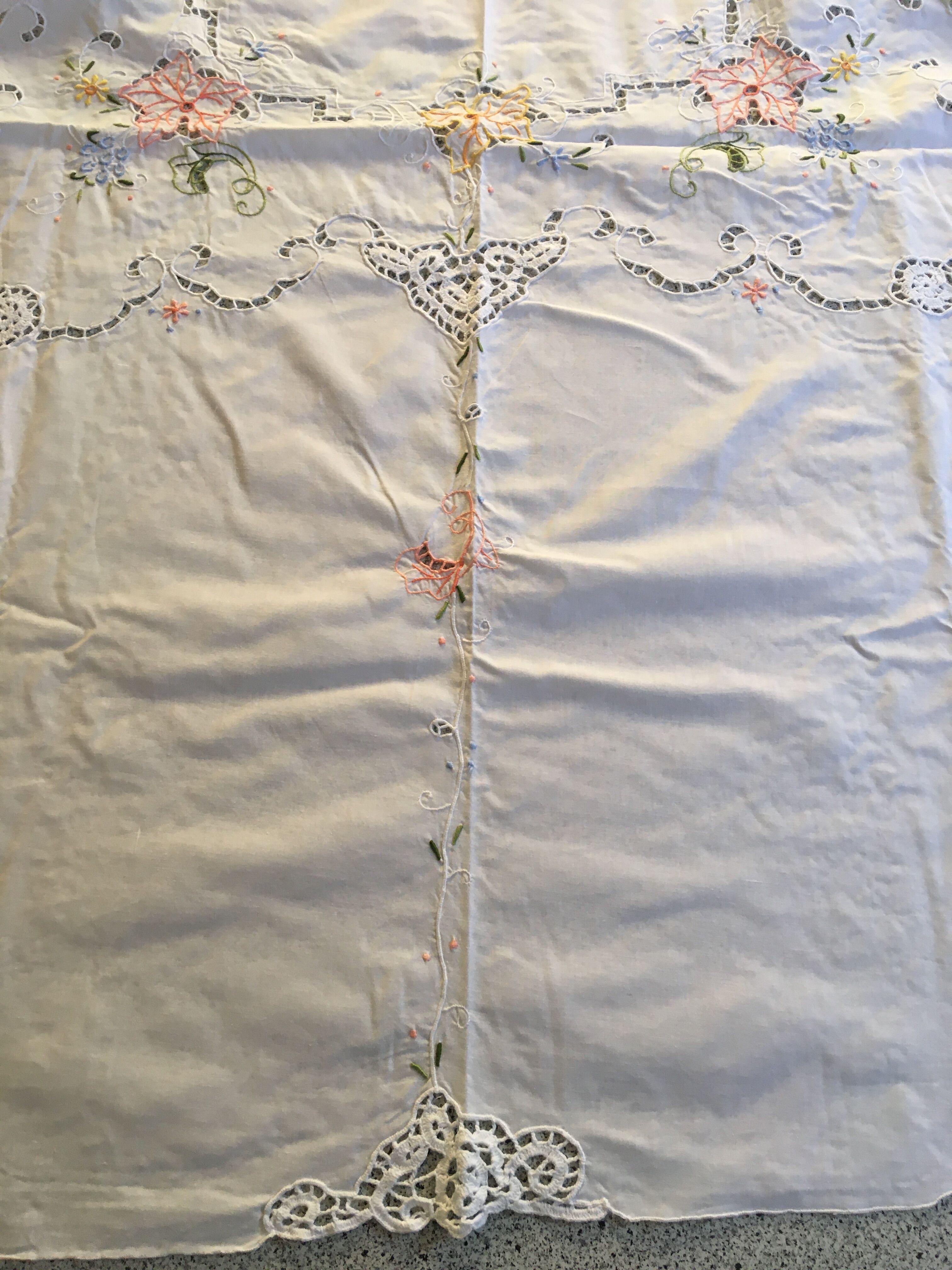 Nappe 160 x 260 ajourée brodée et 12 serviettes