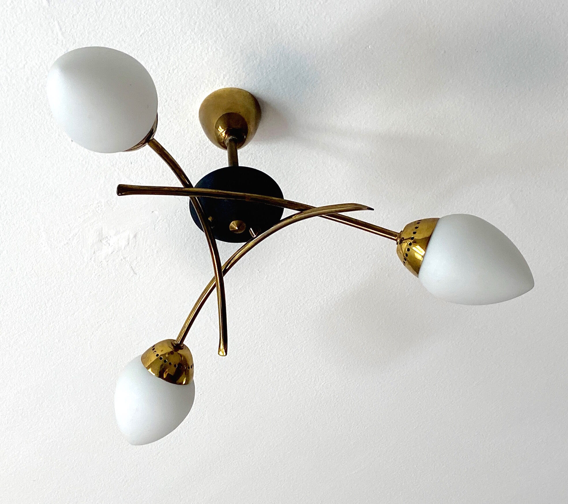 Chandelier 3 fires modernist metal and brass, 3 opalines 60s french design ceiling lamp suspension