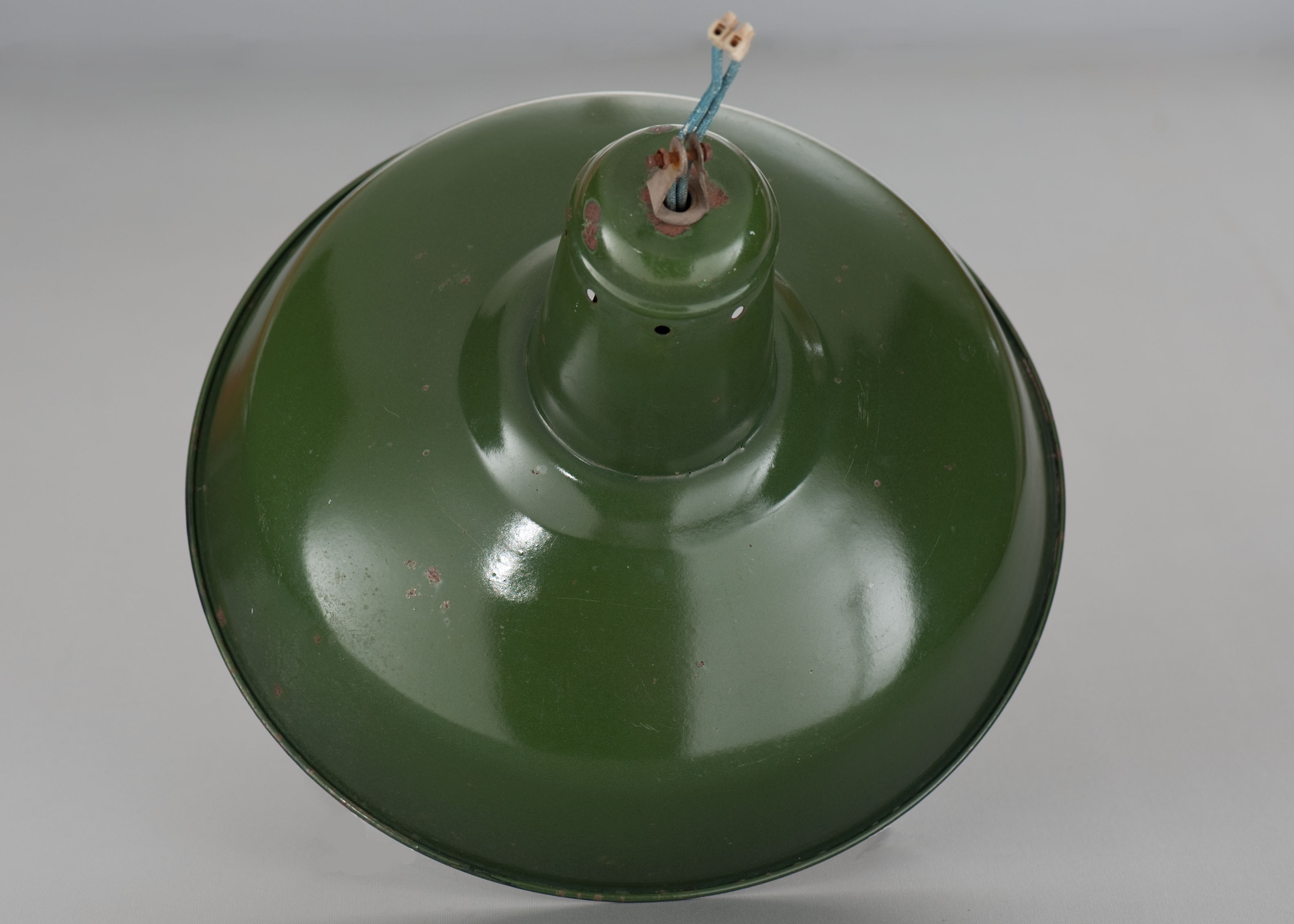 Industrial suspension in green enamelled sheet metal 40cm size L 1960