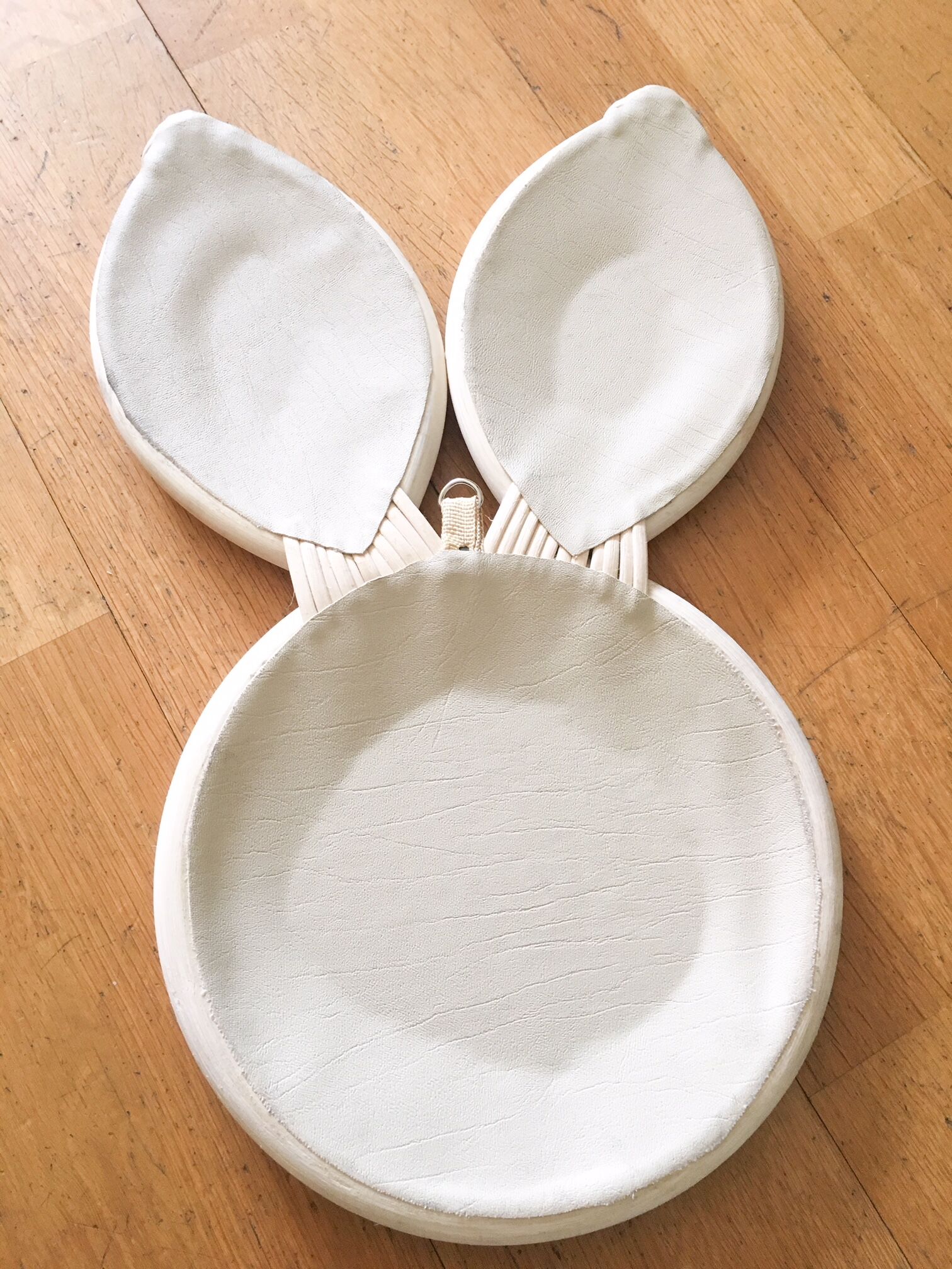 Rabbit mirror in rotin 29x46cm