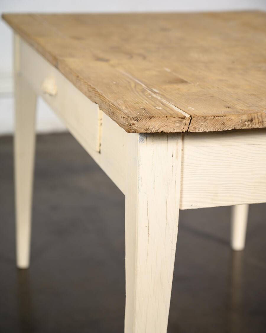 Table de campagne avec tiroir