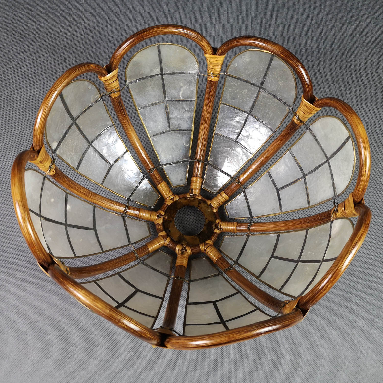 Flower hanging lamp in mother-of-pearl capiz and wicker